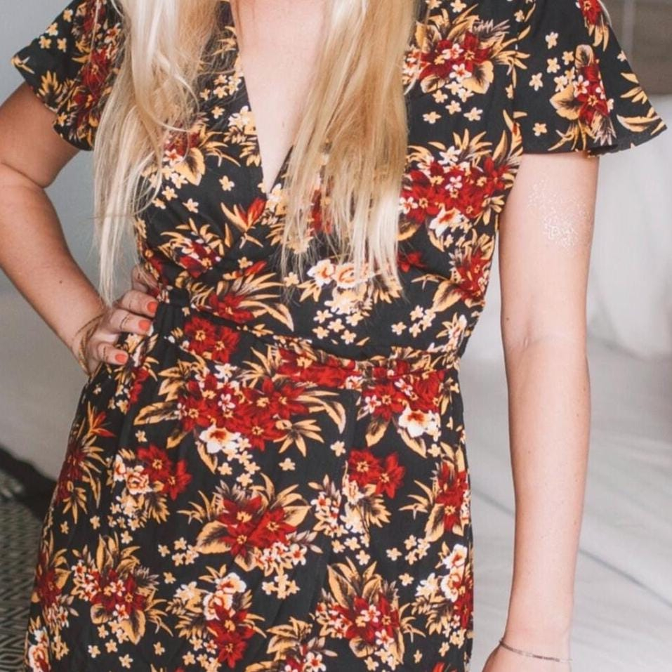 Maxikleid mit Blumenmuster und V-Ausschnitt – Elegant & Figurfreundlich