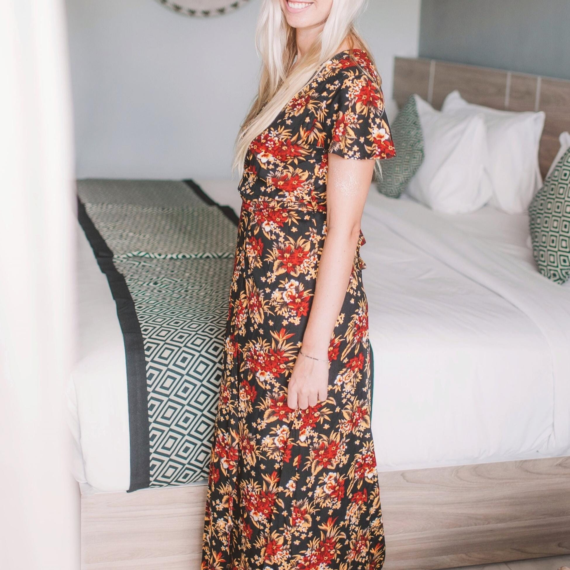 Maxikleid mit Blumenmuster und V-Ausschnitt – Elegant & Figurfreundlich