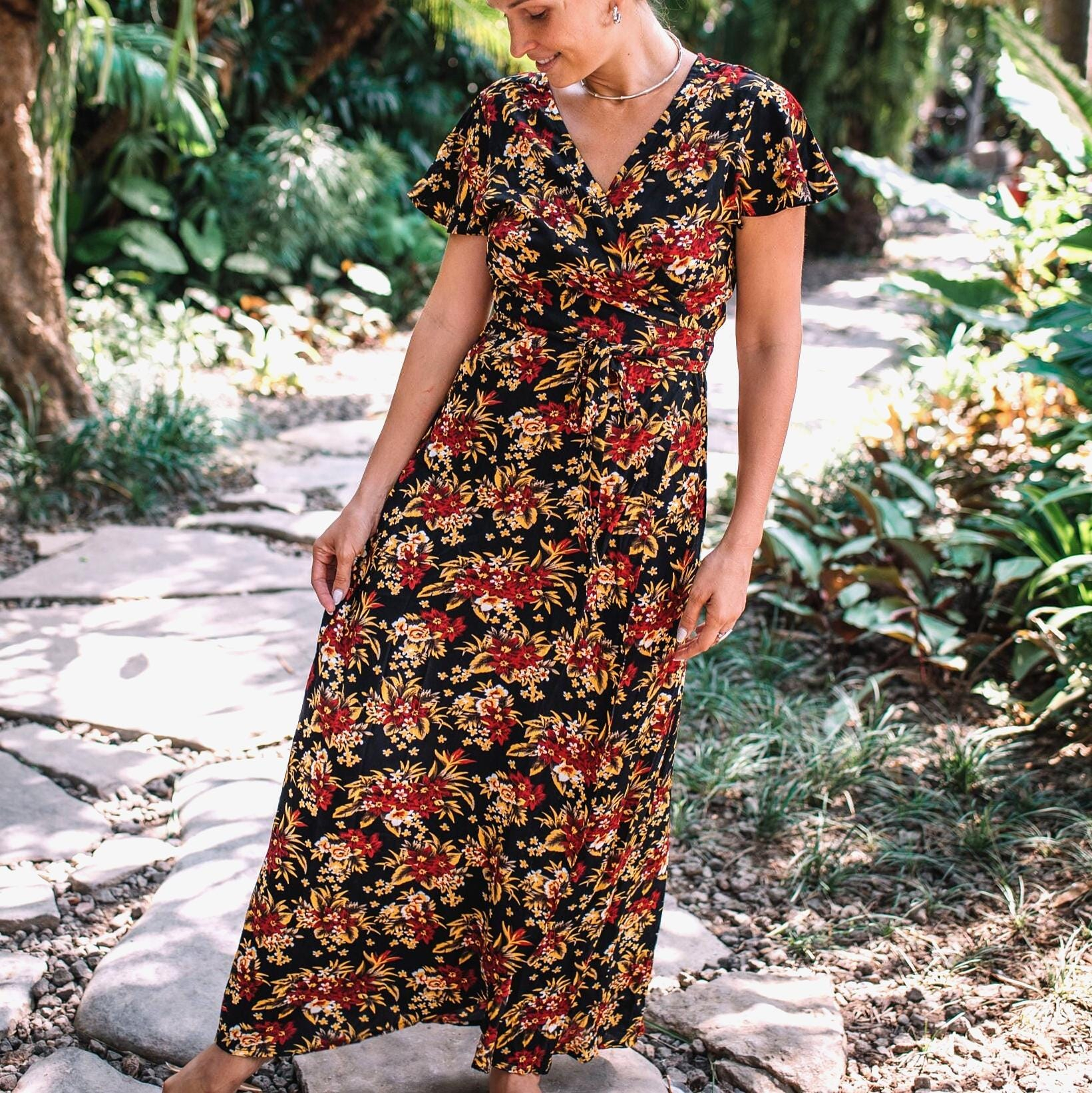 Maxikleid mit Blumenmuster und V-Ausschnitt – Elegant & Figurfreundlich