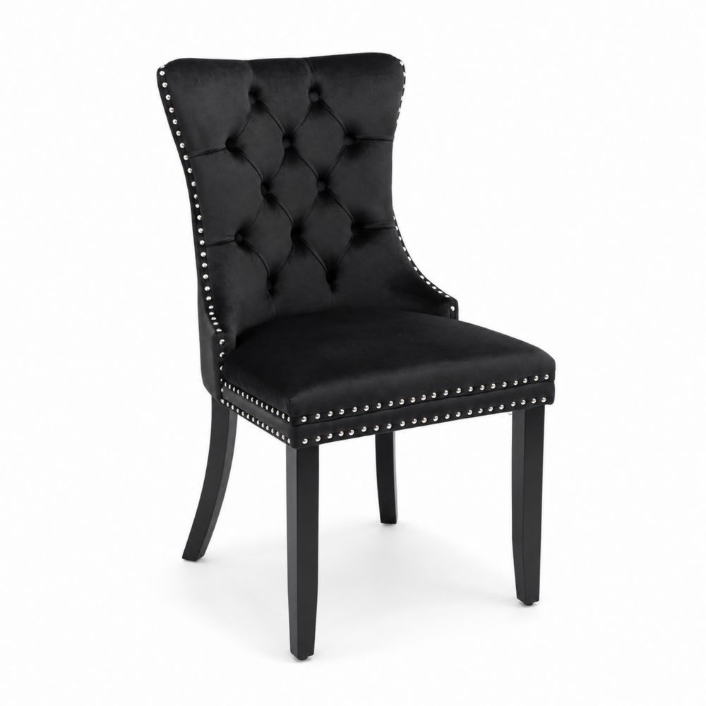 Chaise en velours noir avec clous métalliques