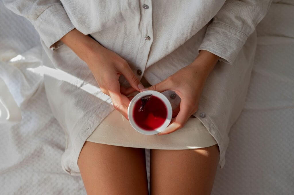 Does dark brown period blood mean a woman has PCOS?