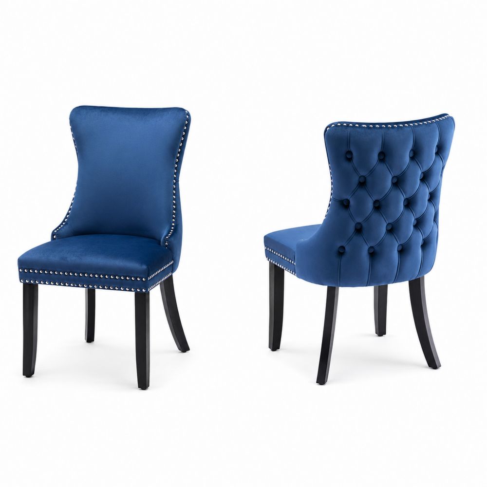 Chaise en velours bleu avec clous décoratifs