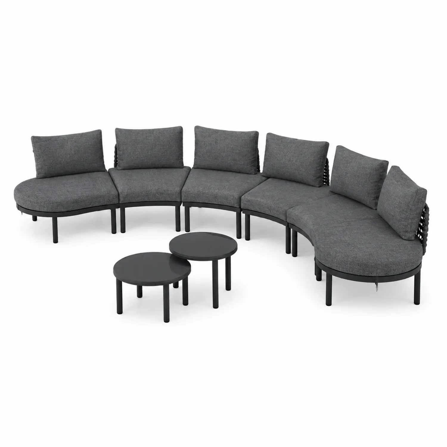 Sofa ogrodowa z szarymi siedziskami i czarnymi stolikami