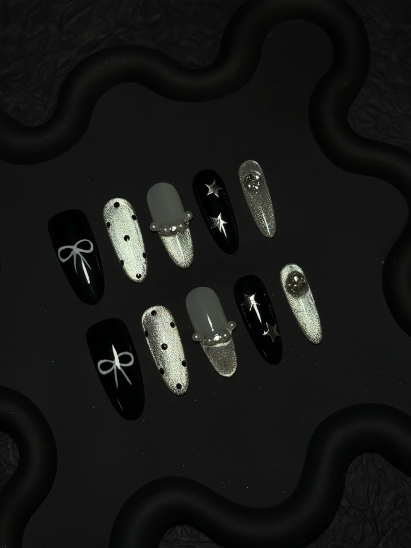 Ongles Press-On « Œil Chat Argent Pailleté Noeud Papillon & Étoiles Noir Blanc Minimaliste » | Style Y2K Doux Cool Féminin | Forme Amande Longue | Perles & Strass Cristal Décoratifs