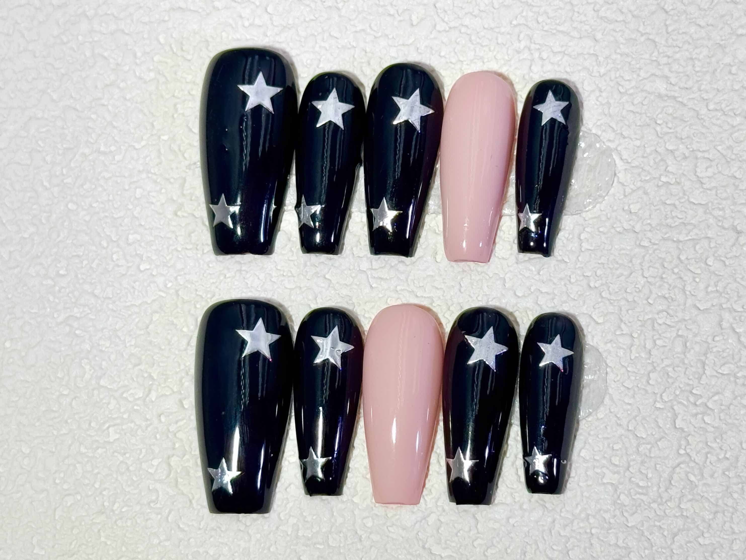 Faux Ongles Press-On Sur Mesure par Empreinte | Modèles Uni-Couleur, Ajustement Parfait | Promo : Achetez-en un, recevez-en un gratuit !