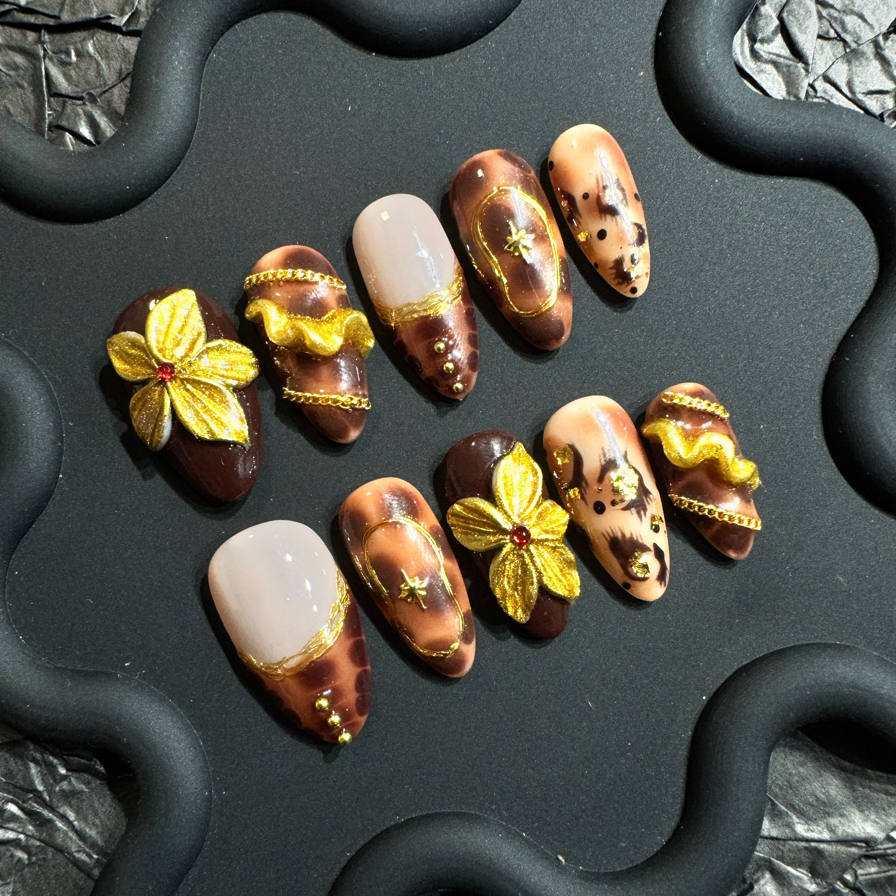 Ongles Press-On « Fleurs 3D Dorées Écaille Ambrée Rétro » | Style Luxe Vintage Café | Forme Amande Longue | Décorations Métalliques Dorées & Rubans Relief
