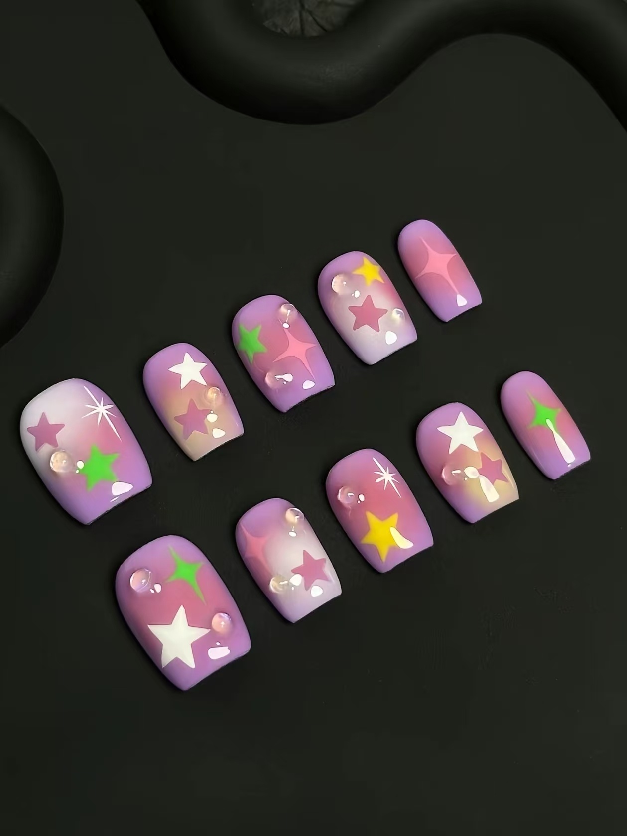 Ongles Press-On « Pastel Violet Poussière d’Étoiles Vert Jaune Court »