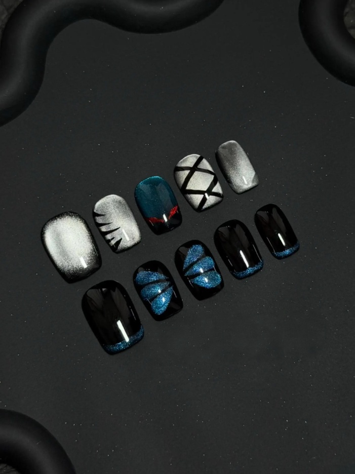 Ongles Press-On « Effet Œil Chat Noir Argent Bleu Géométrique Cool » | Style Urbain Sombre Y2K | Forme Carrée Moyenne | Paillettes Pétrole & Traits Graphiques Peints