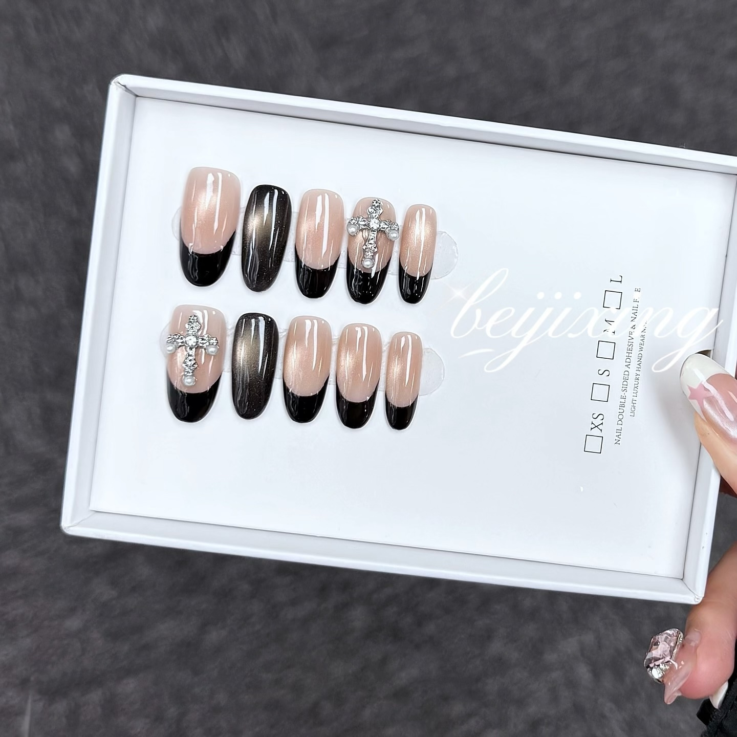 Faux Ongles Press-On Sur Mesure par Empreinte | Dessins Peints à la Main, Style Personnalisé | Promo : Achetez-en un, recevez-en un gratuit !