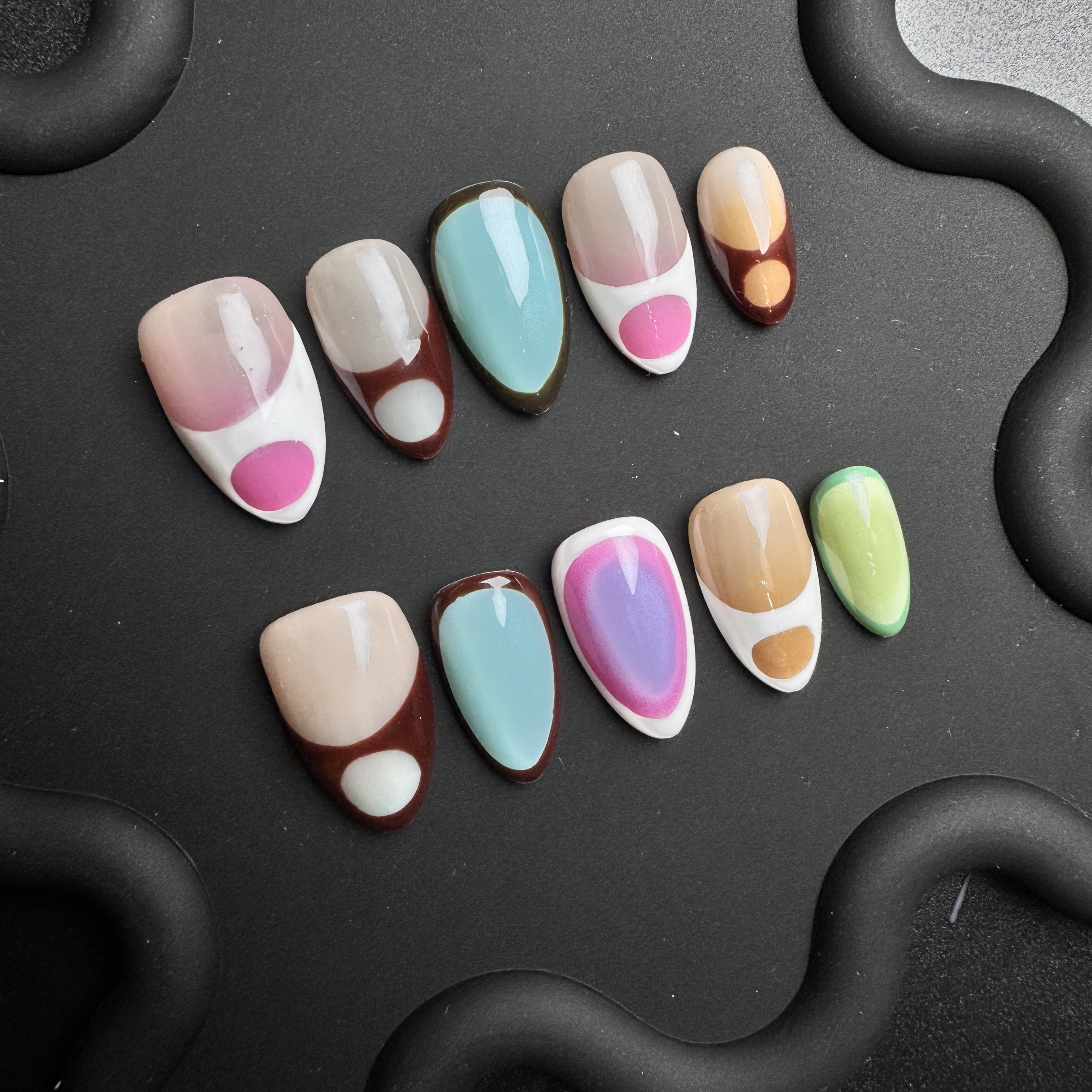 Ongles Press-On « Rétro Pop Pastel » | Style Y2K & Coloré | Motifs Géométriques & Points | Réutilisables