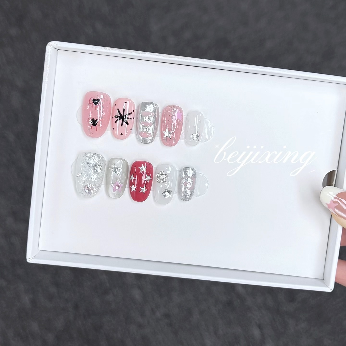 Faux Ongles Press-On Sur Mesure par Empreinte | Dessins Peints à la Main, Style Personnalisé | Promo : Achetez-en un, recevez-en un gratuit !