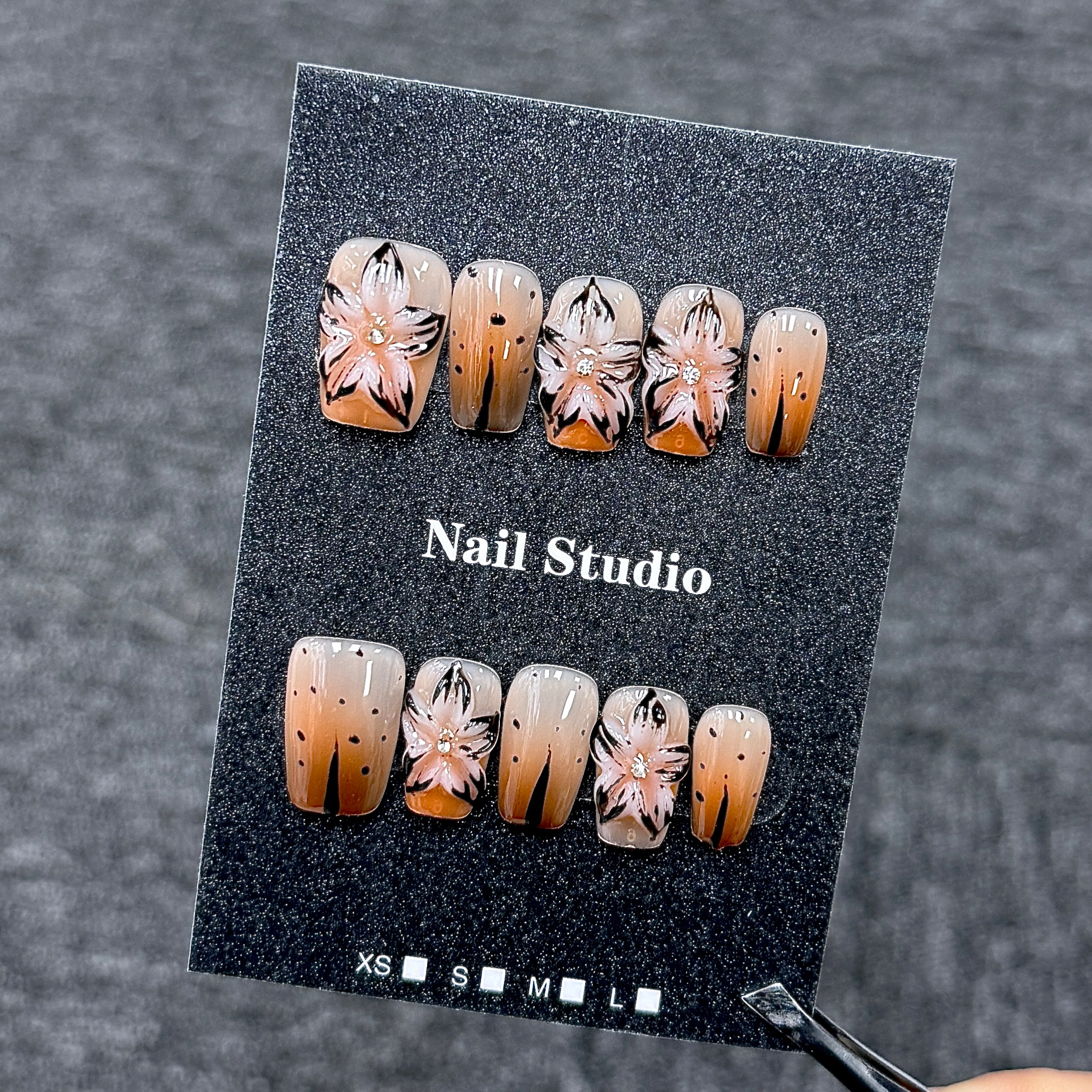 Ongles Press-On « Lys Trait Noir Dégradé Orange Chaud » | Style Sensuel Minimaliste | Forme Carrée Courte | Peint à la Main & Strass Réutilisables