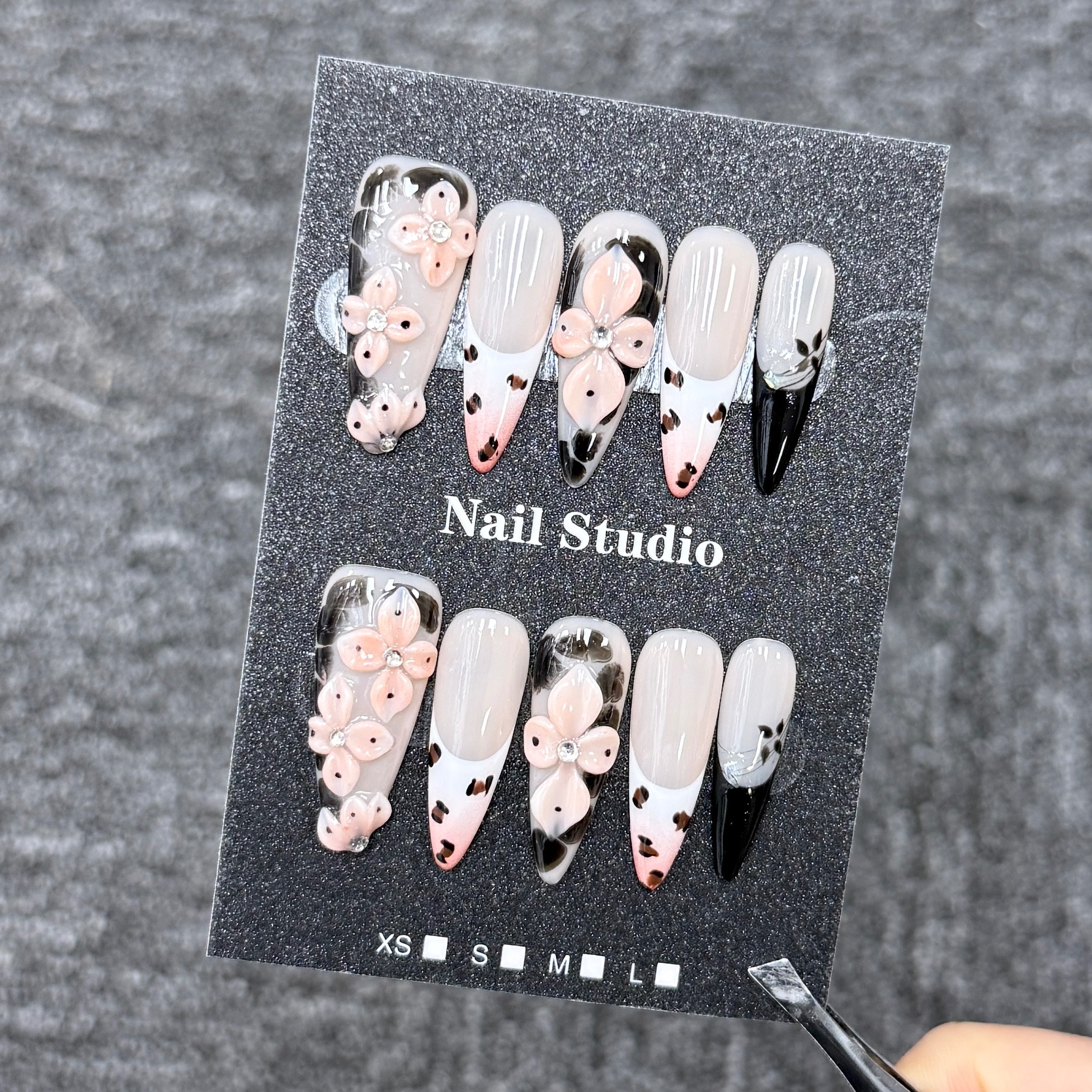 Ongles Press-On « Fleurs 3D Rose Léopard Marbré » | Style Doux Y2K | Forme Amande | Sculpté à la Main & Strass Brillants