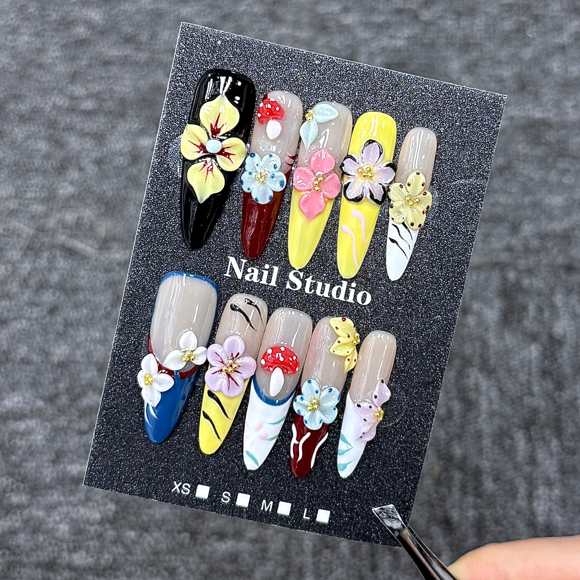 Ongles Press-On « Fleurs 3D Multicolores & Champignons Rétro » | Style Eclectique Mignon | Forme Amande Longue | Sculpté à la Main & Motifs Graphiques