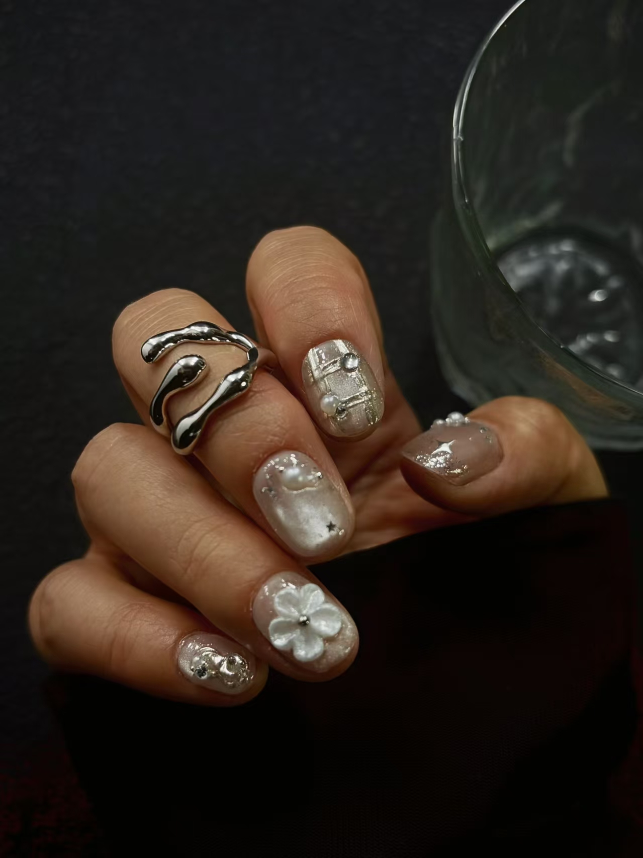 Ongles Press-On « Douceur Nacrée Parisienne » | Style Raffiné & Minimaliste | Nude Chatoyant & Fleur 3D | Réutilisables