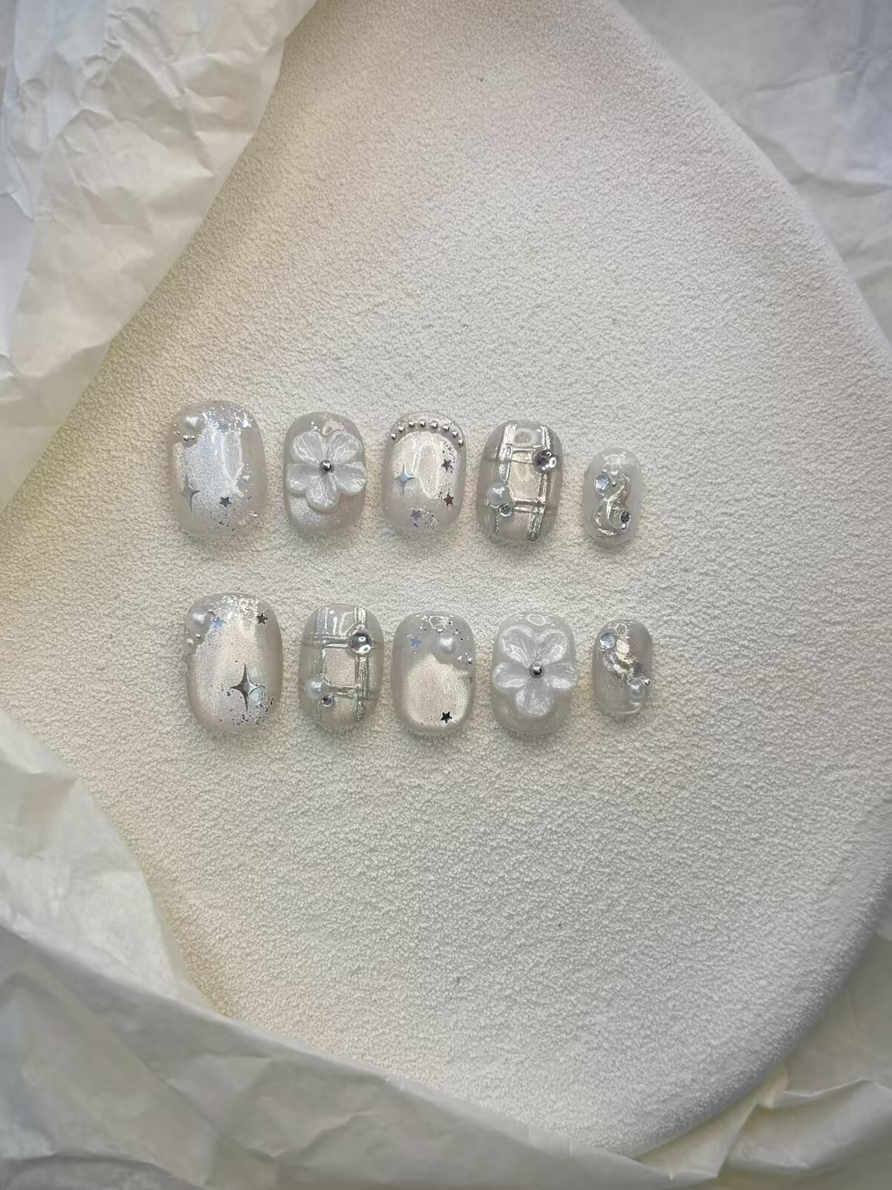 Ongles Press-On « Douceur Nacrée Parisienne » | Style Raffiné & Minimaliste | Nude Chatoyant & Fleur 3D | Réutilisables