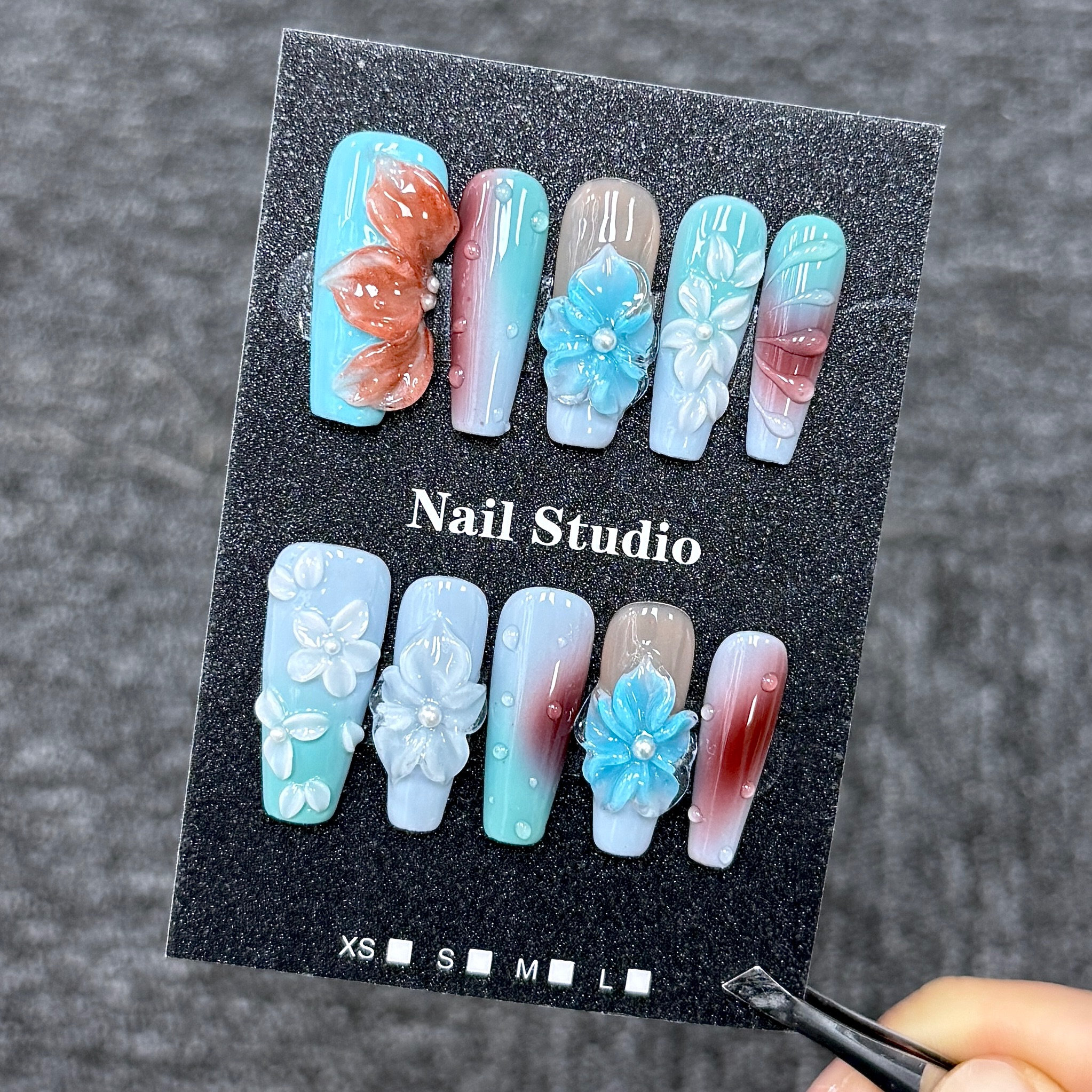Ongles Press-On « Fleurs 3D Bleu Glace Dégradé Rose » | Style Frais Estival | Forme Carrée Longue | Sculpté à la Main & Perles
