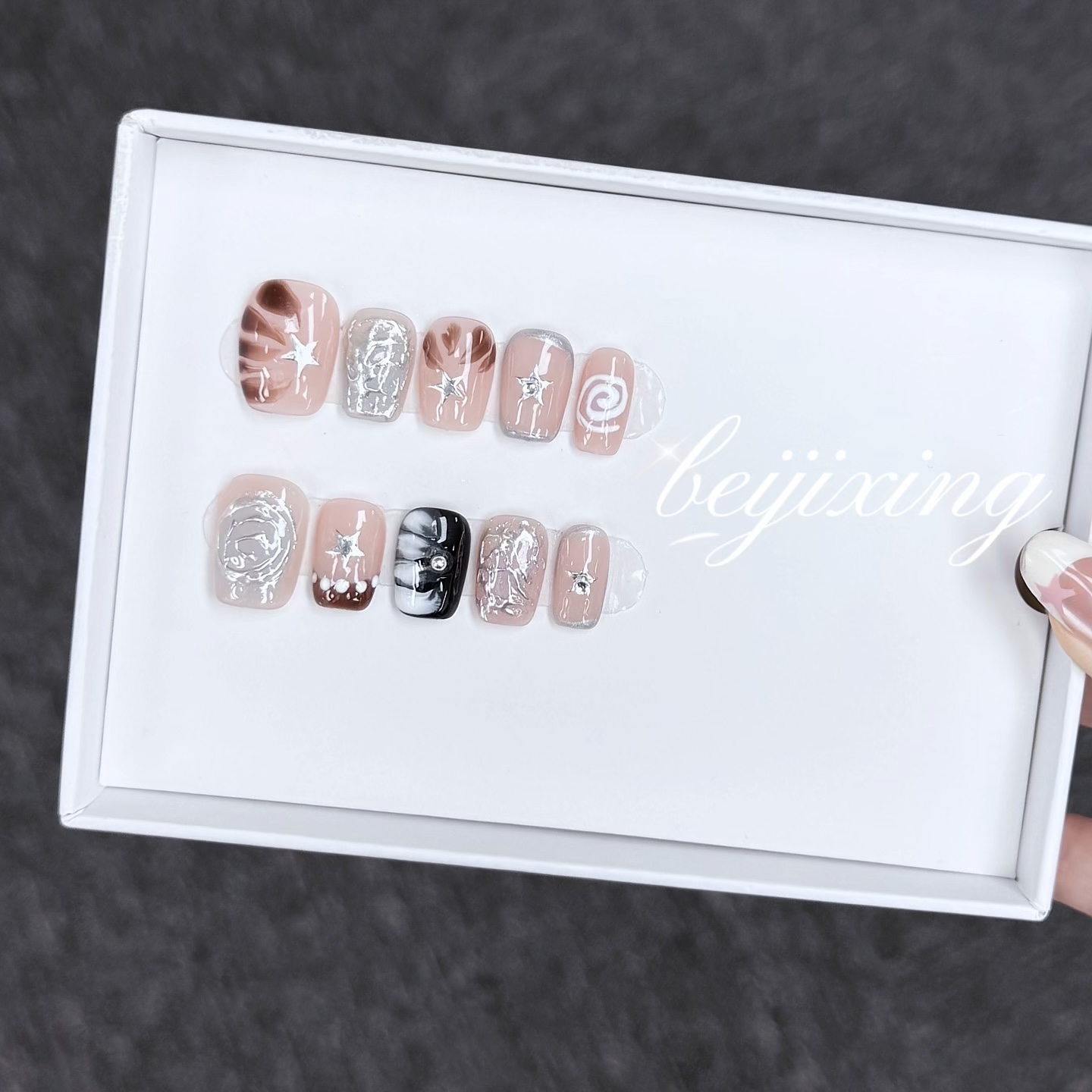 Faux Ongles Press-On Sur Mesure par Empreinte | Dessins Peints à la Main, Style Personnalisé | Promo : Achetez-en un, recevez-en un gratuit !