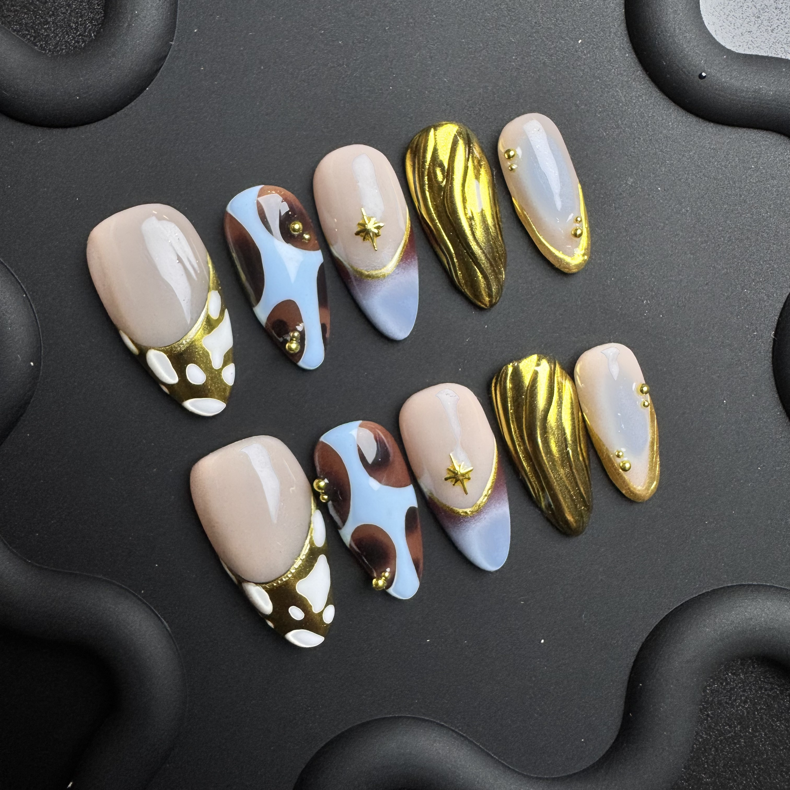 Ongles Press-On « Vache Bleu Café Doré Ondulé Métal » | Style Y2K Doux Luxueux | Forme Amande Longue | Effet Chrome Doré & Motifs Graphiques