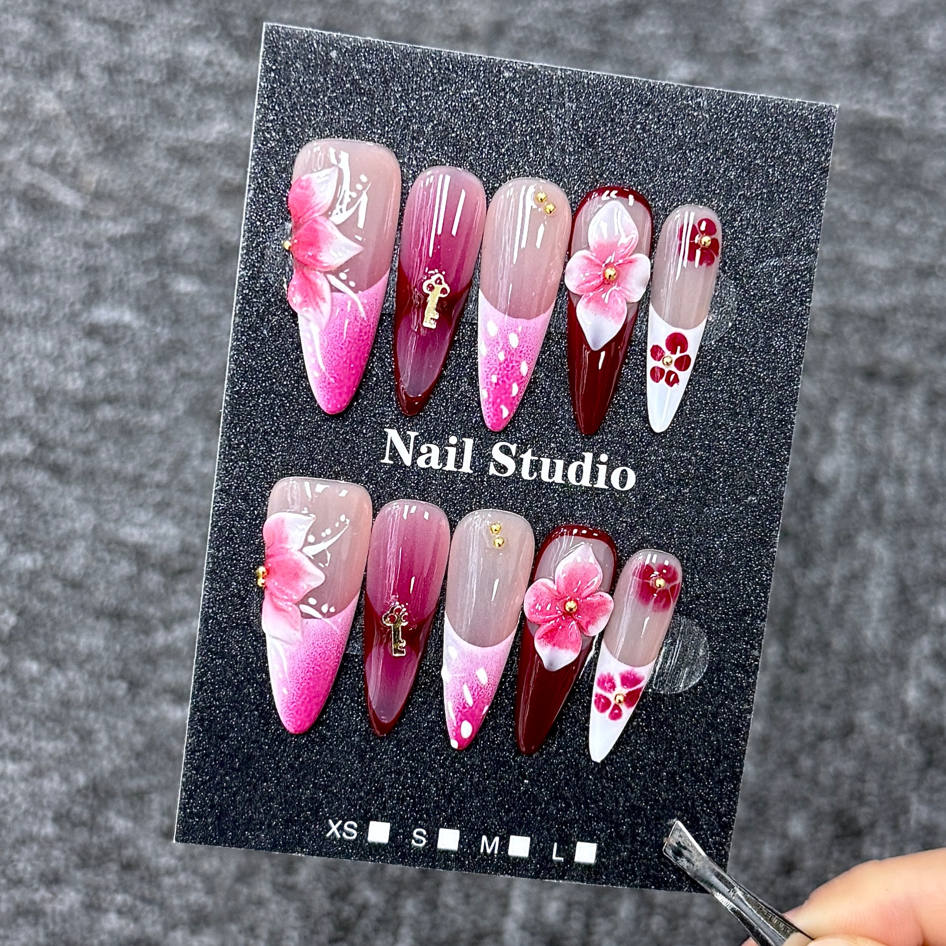 Ongles Press-On « Fleurs de Pêche Rose-Rouge Dégradé » | Style Doux Romantique | Forme Amande Longue | Peint à la Main & Décor Clé Dorée Réutilisables