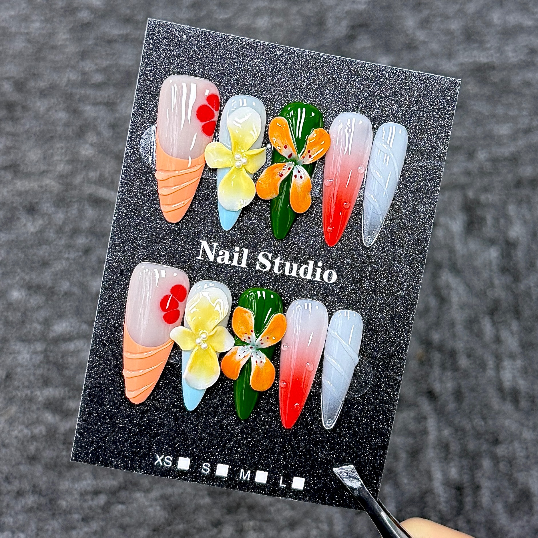Ongles Press-On « Fleurs de Frangipanier 3D Multicolore Estival » | Style Frais Tropical | Forme Amande Longue | Sculpté à la Main & Motifs Texturés