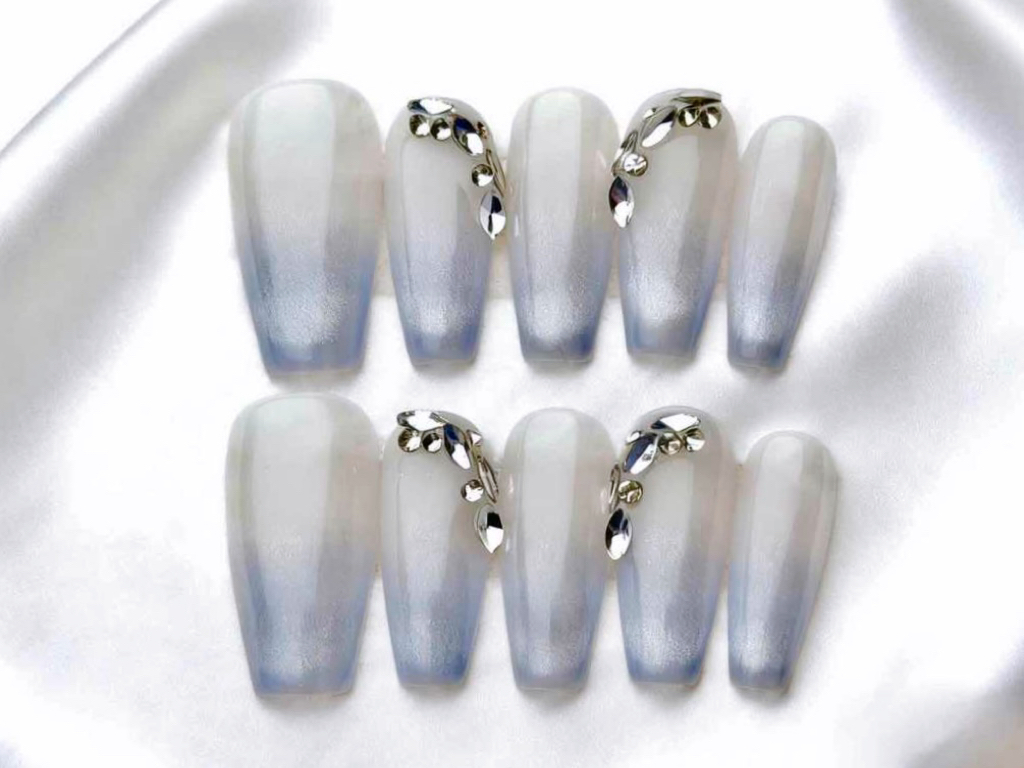 Faux Ongles Press-On Sur Mesure par Empreinte | Modèles Uni-Couleur, Ajustement Parfait | Promo : Achetez-en un, recevez-en un gratuit !