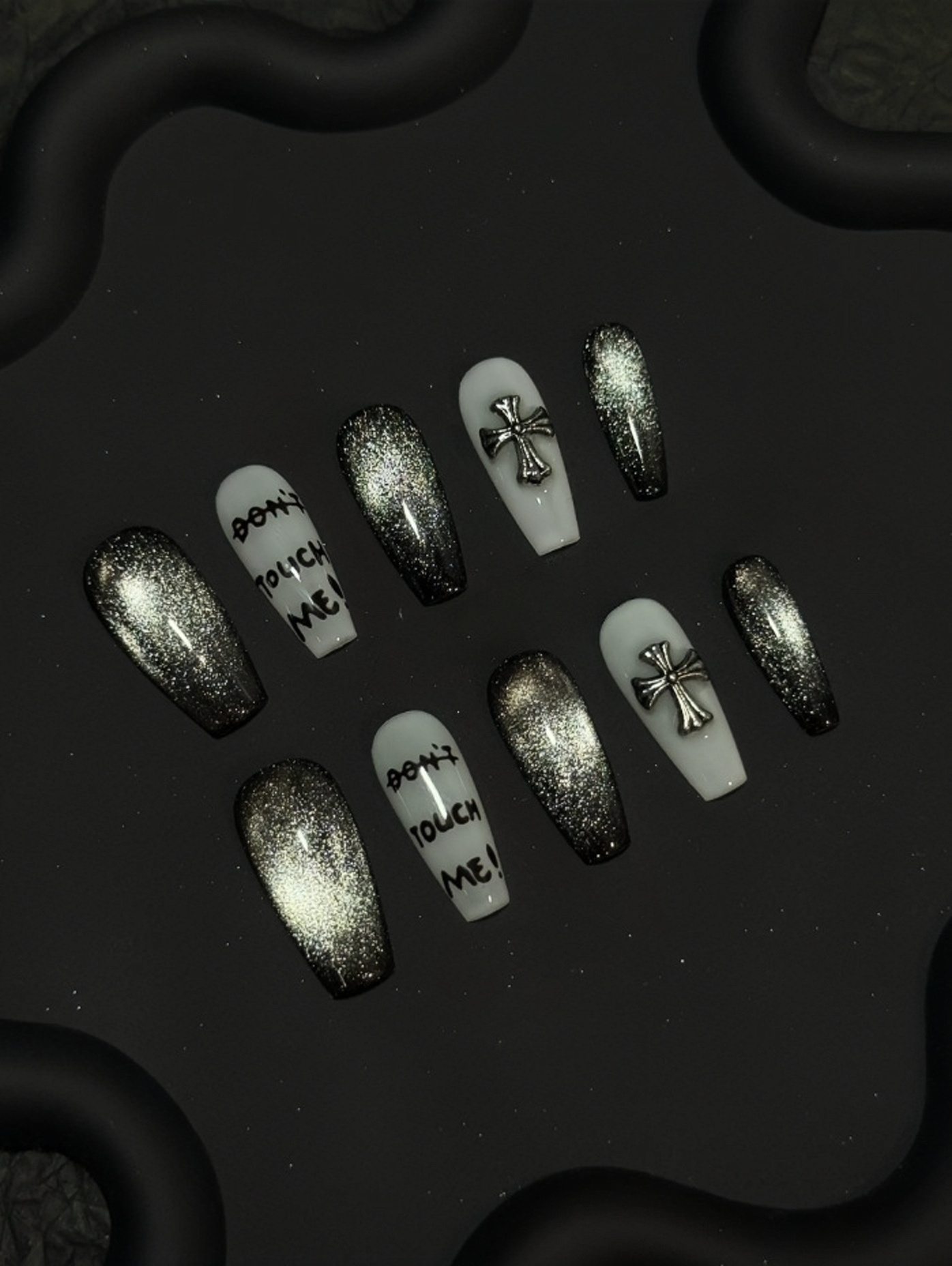 Ongles Press-On « Œil Chat Dégradé Noir Argent Croix Métal Texte Graffiti Y2K » | Style Street Cool Minimaliste Long | Forme Amande Pointue Longue | Inscriptions Peintes & Décor Croix Gothique