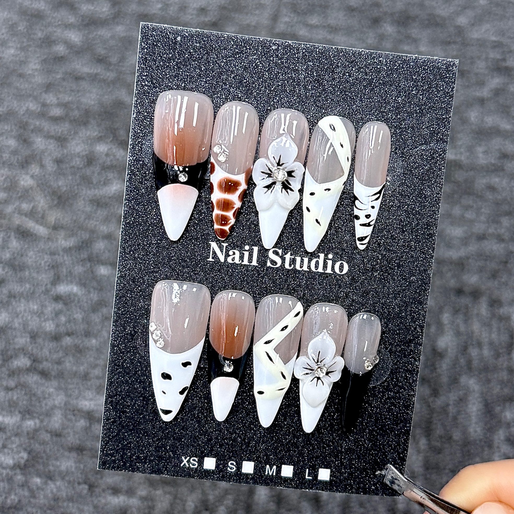 Ongles Press-On « Fleurs Blanches 3D Minimaliste Noir Blanc Écaille » | Style Chic Moderne | Forme Amande Longue | Motifs Graphiques & Strass