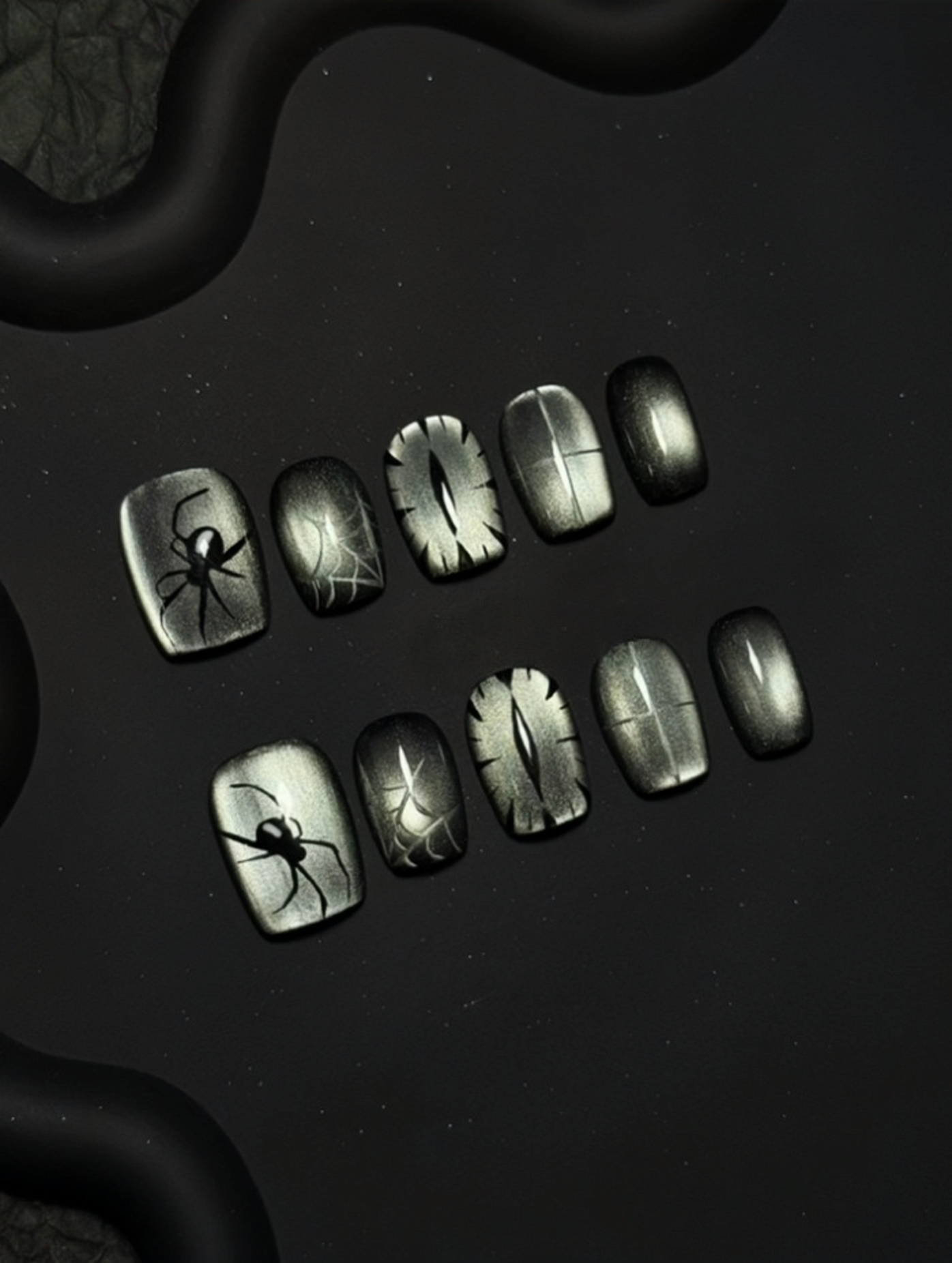 Ongles Press-On « Œil Chat Gris Métal Araignée Toile d’Araignée Œil Démon Goth Halloween » | Style Mystérieux Punk Sombre | Forme Carrée Courte | Motifs Graphiques Peints Noir Argent