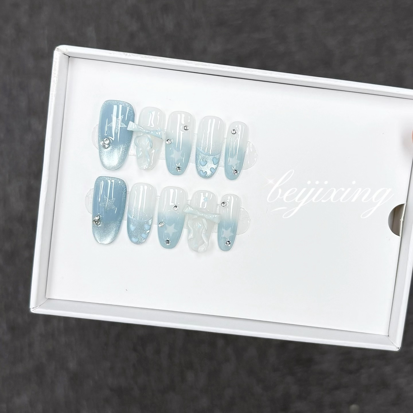 Faux Ongles Press-On Sur Mesure par Empreinte | Dessins Peints à la Main, Style Personnalisé | Promo : Achetez-en un, recevez-en un gratuit !