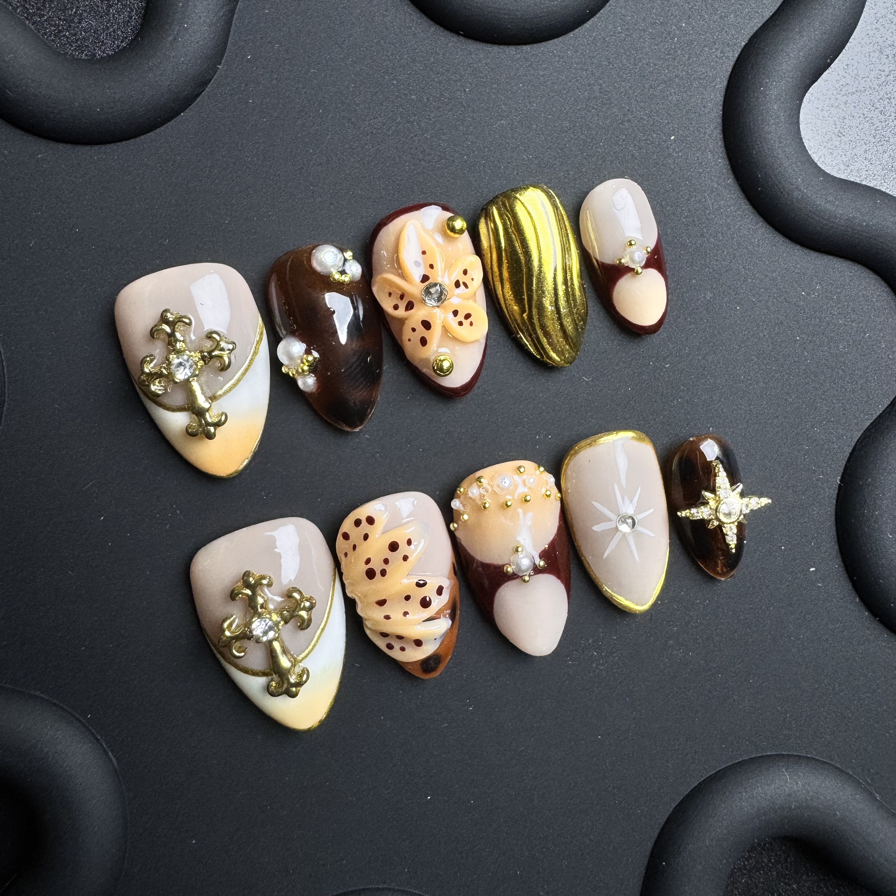 Ongles Press-On « Style Rétro Caramel Écaille & Fleurs Métalliques » | Style Vintage Chic Café | Forme Amande Longue | Décorations Dorées 3D & Strass
