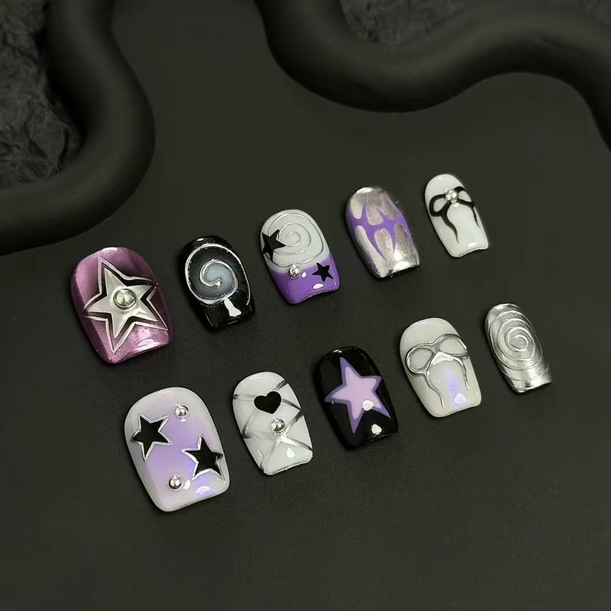 Ongles Press-On « Étoile Relief Noir Blanc Contraste Pop »