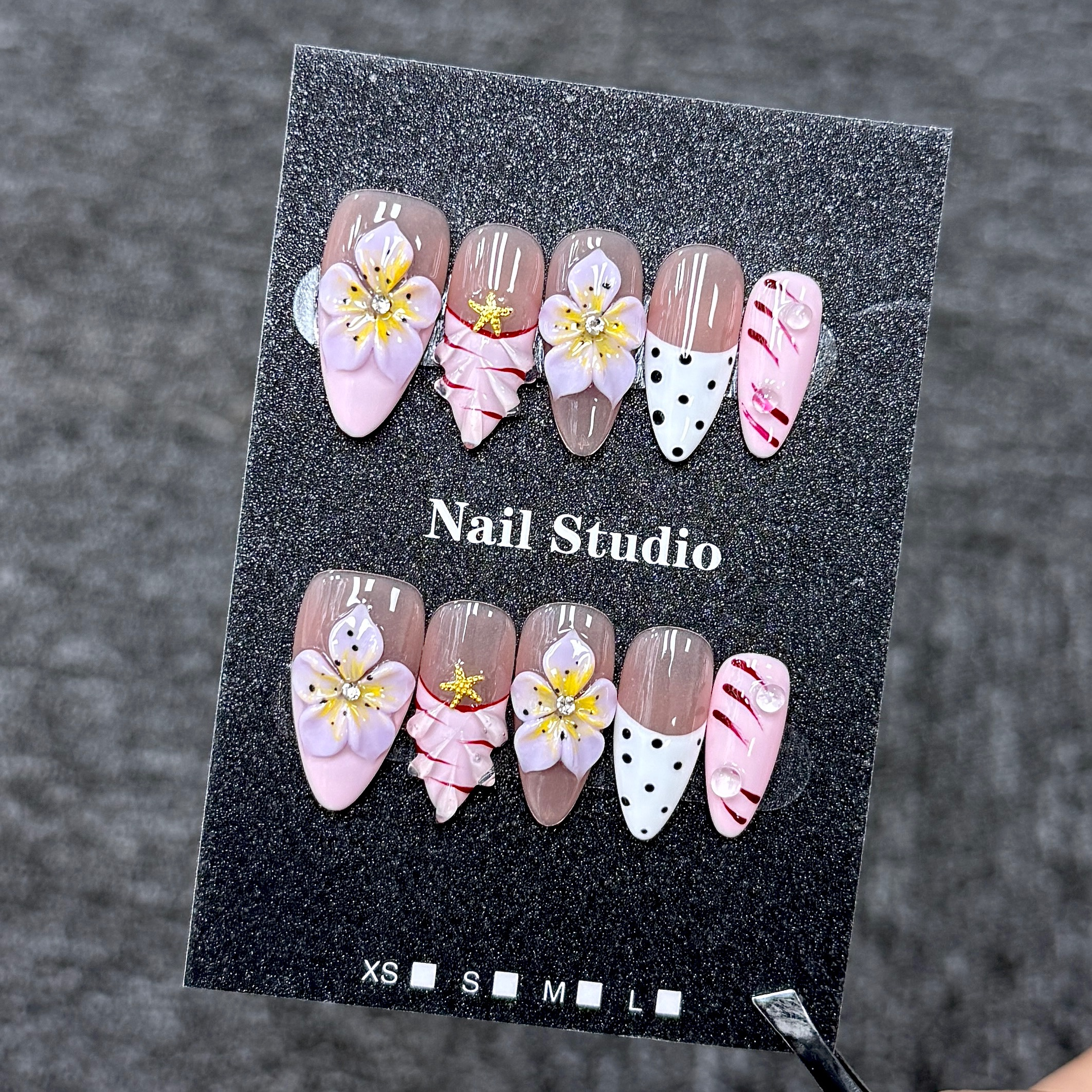 Ongles Press-On « Lys 3D Dégradé Rose Nude » | Style Girly Estival | Forme Amande | Motifs Manuels & Décorations Brillantes