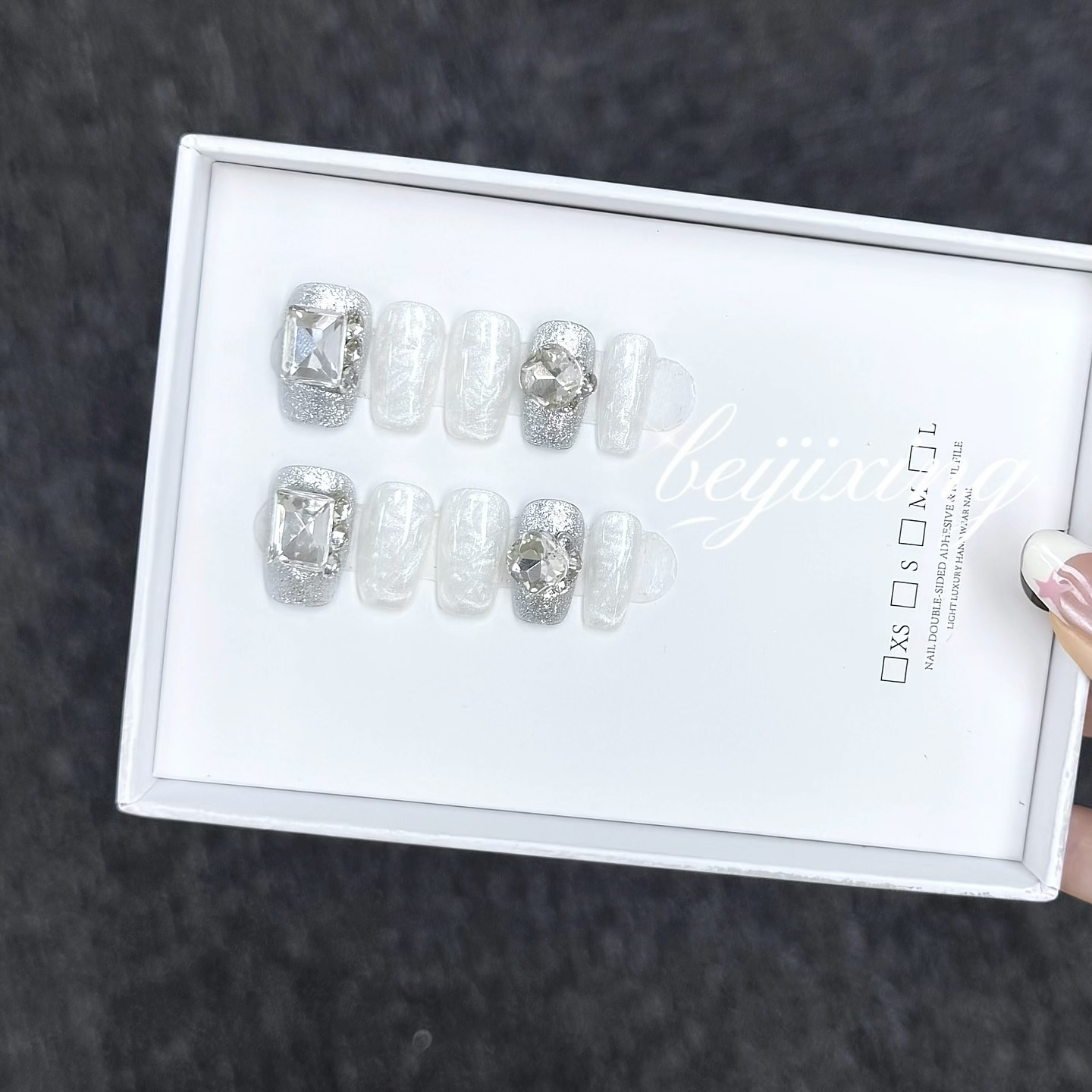 Faux Ongles Press-On Sur Mesure par Empreinte | Dessins Peints à la Main, Style Personnalisé | Promo : Achetez-en un, recevez-en un gratuit !