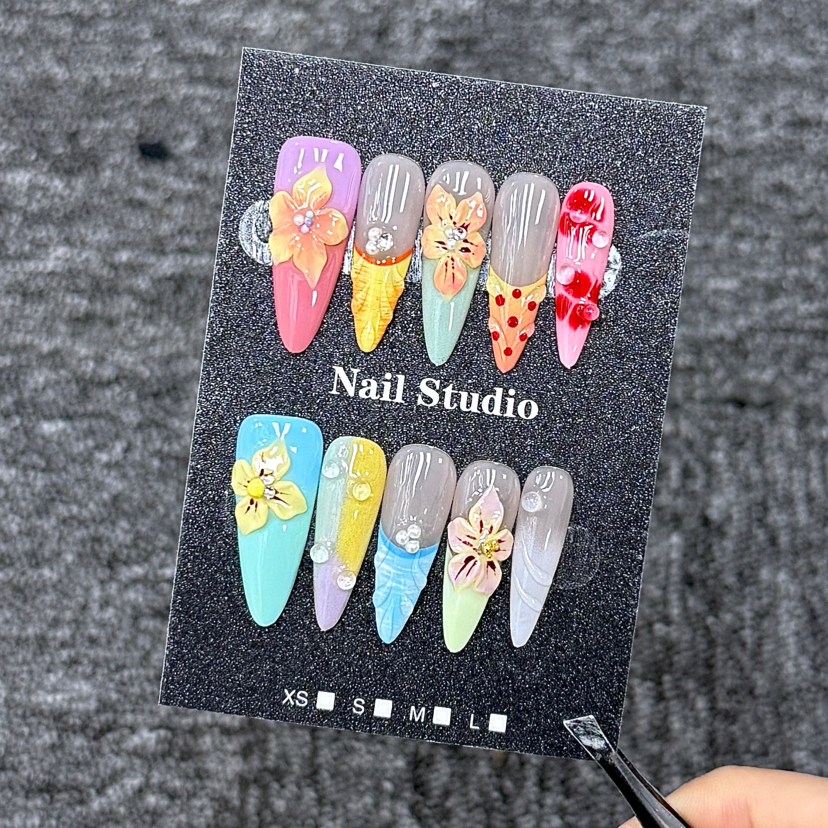 Ongles Press-On « Fleurs 3D Multicolore Macaron » | Style Ensoleillé Estival | Forme Amande Longue | Sculpté à la Main & Perles Transparentes