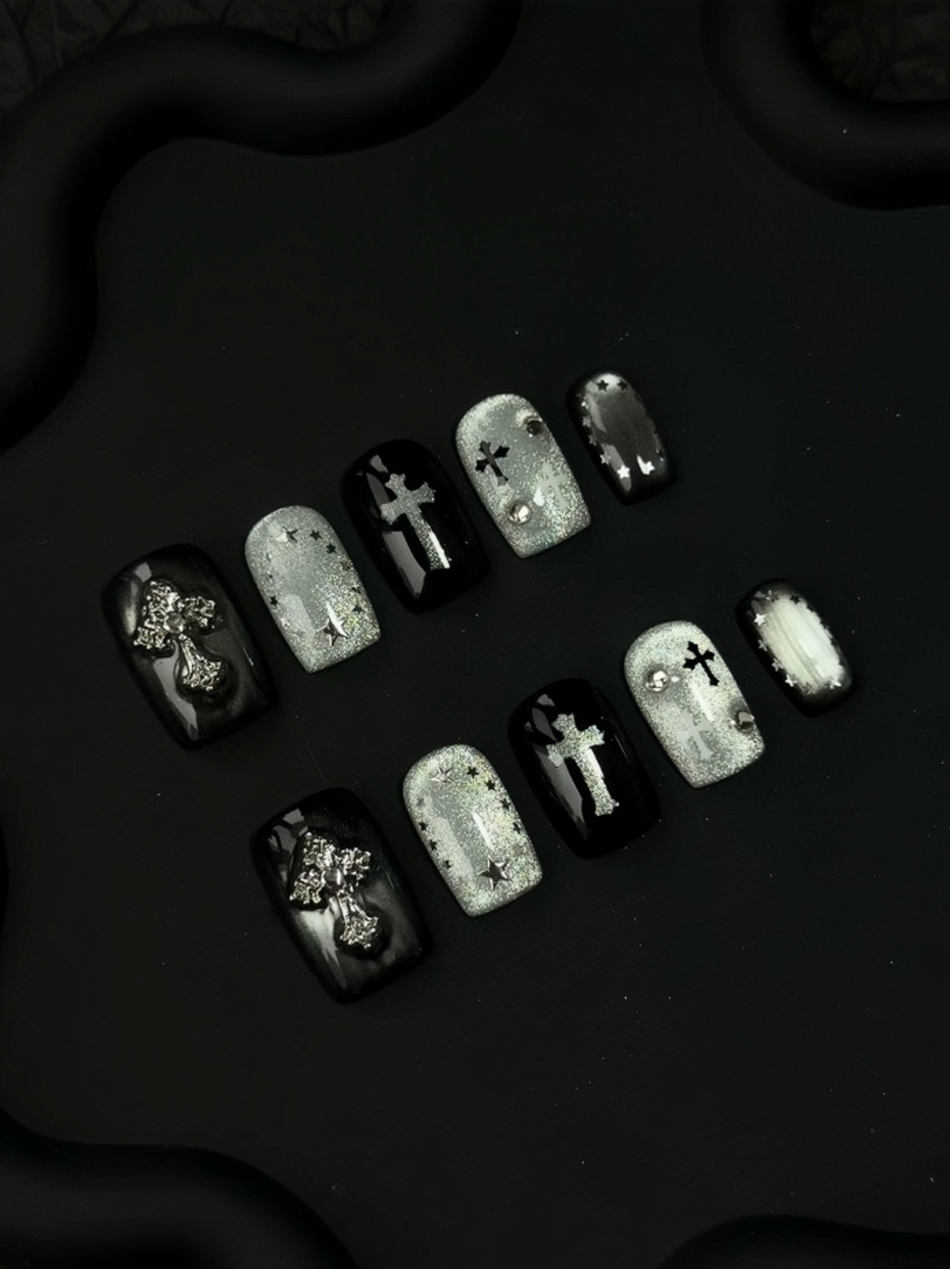 Ongles Press-On « Œil Chat Argent Poussiéreux Croix Métal Strass & Étoiles Goth Y2K » | Style Cool Street Minimaliste | Forme Carrée Courte | Décor Relief Métallique & Petites Perles