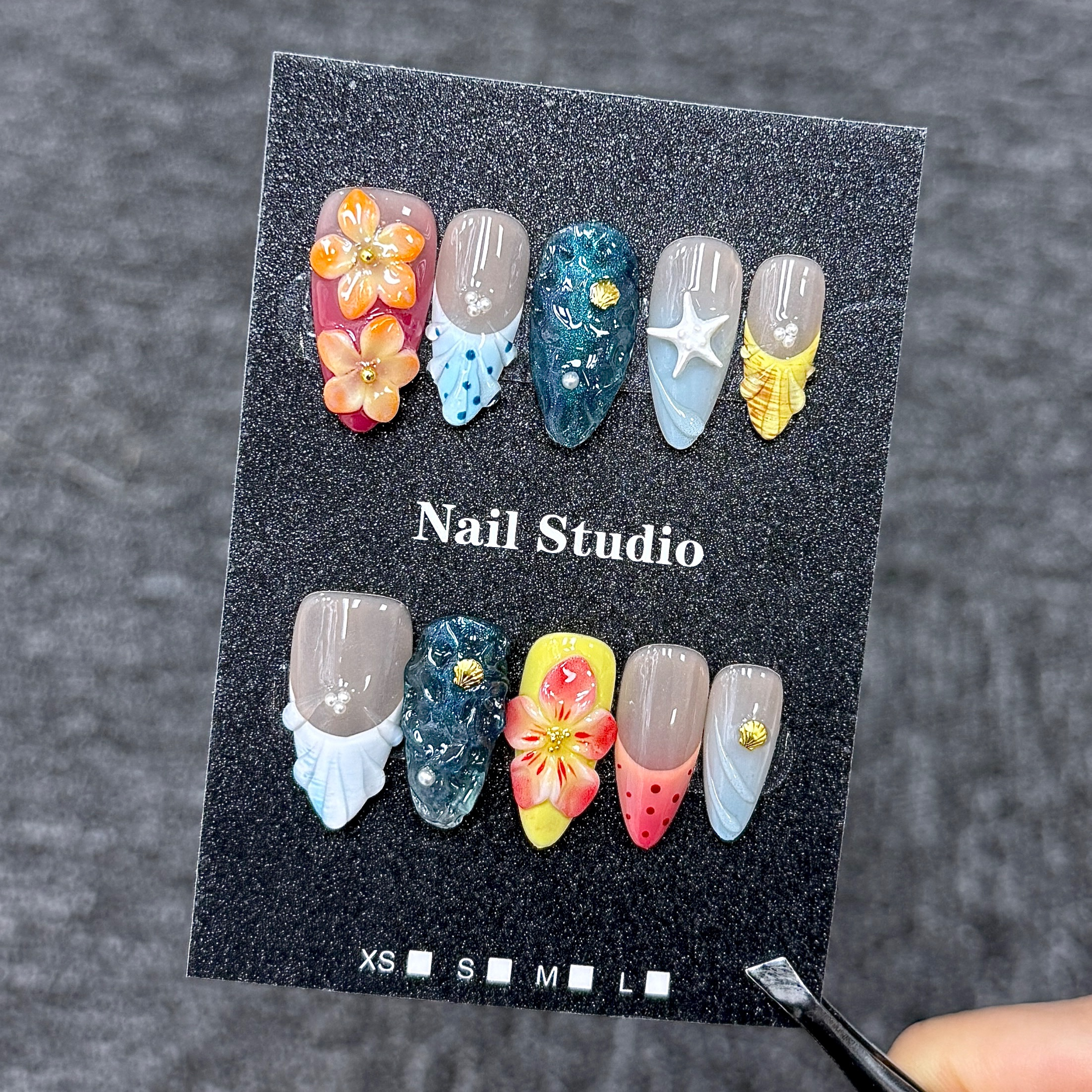 Ongles Press-On « Mer Vacances Coquillages & Fleurs Tropicales » | Style Plage Estival | Forme Amande Longue | Sculpté à la Main & Décorations Marines