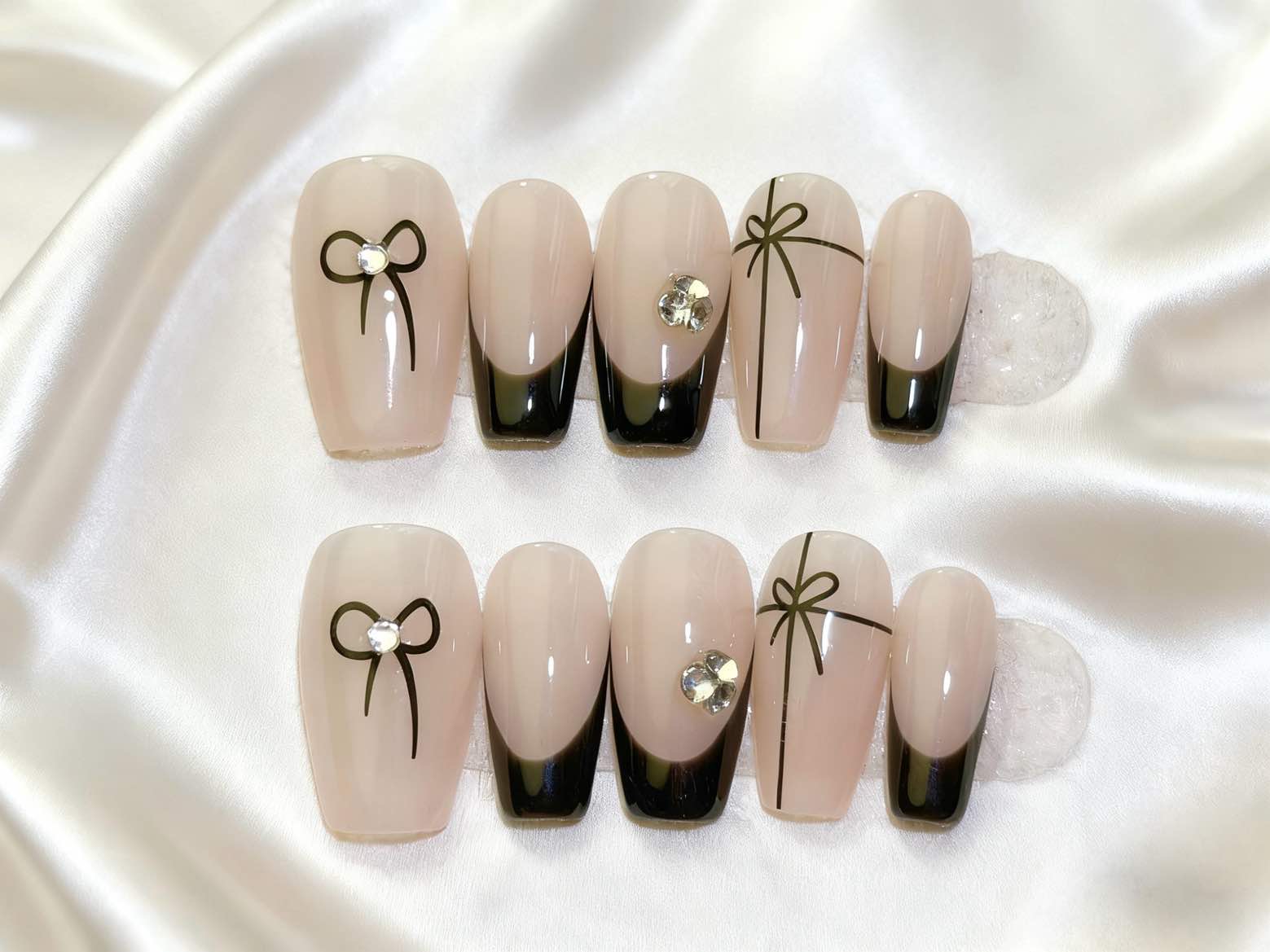 Faux Ongles Press-On Sur Mesure par Empreinte | Modèles Uni-Couleur, Ajustement Parfait | Promo : Achetez-en un, recevez-en un gratuit !