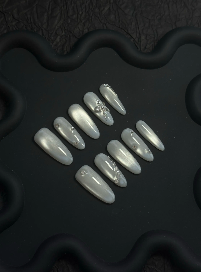 Ongles Press-On « Œil Chat Lune Lait & Strass Diamantés Luxueux » | Style Minimaliste Élégant Féminin | Forme Amande Longue | Décorations Cristal Brillantes