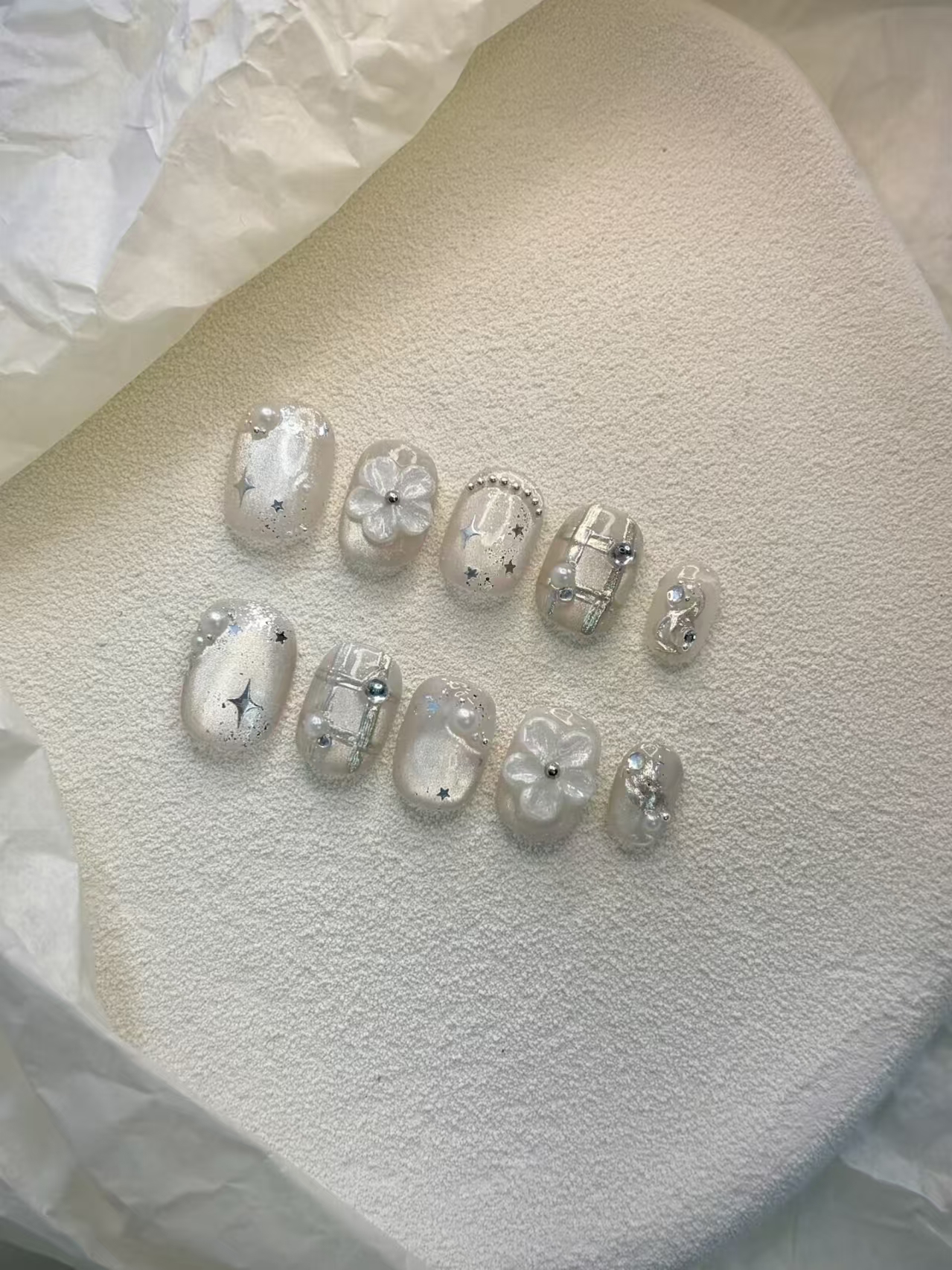 Ongles Press-On « Douceur Nacrée Parisienne » | Style Raffiné & Minimaliste | Nude Chatoyant & Fleur 3D | Réutilisables