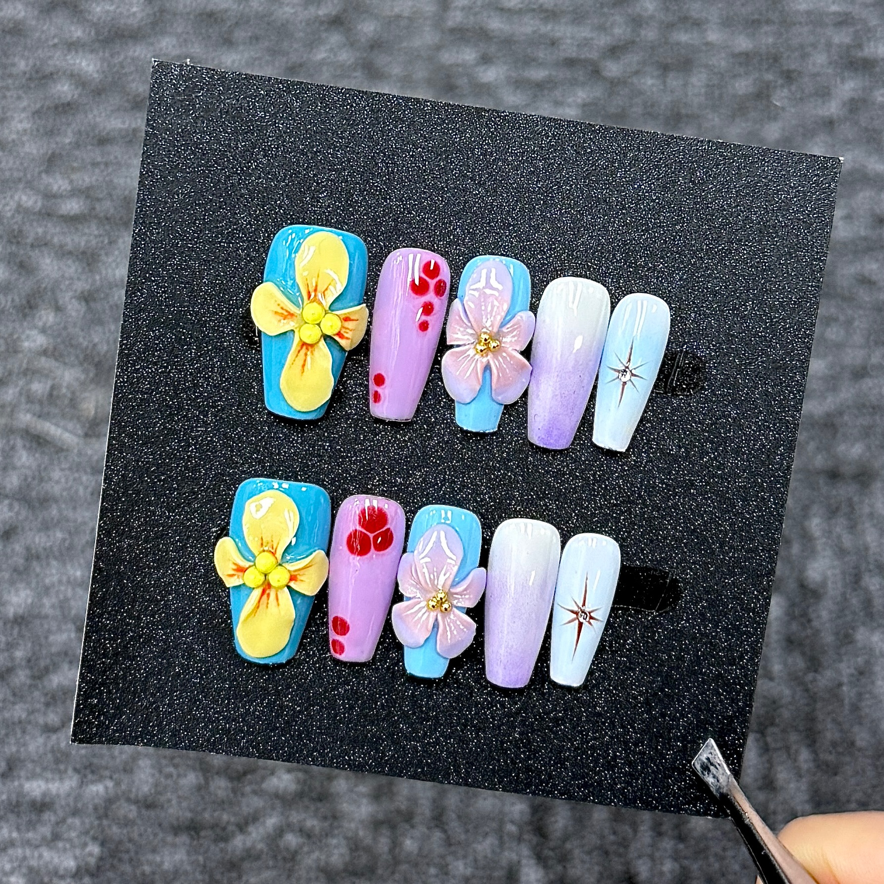 Ongles Press-On « Fleurs 3D Macaron Multicolore » | Style Girly Estival | Forme Carrée Longue | Sculpté à la Main & Motifs Graphiques