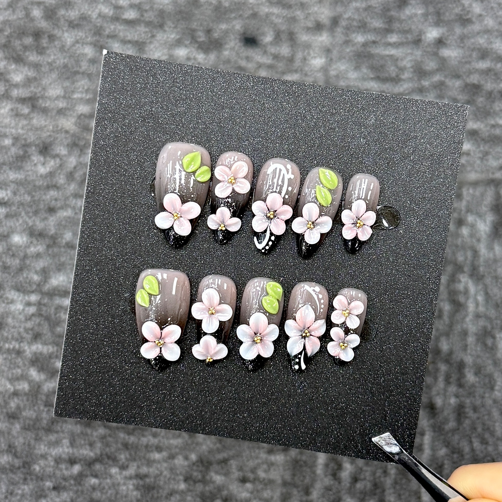 Ongles Press-On « Fleurs de Cerisier 3D Gris Translucide » | Style Minimaliste Doux | Forme Amande Longue | Sculpté à la Main & Feuilles Vertes