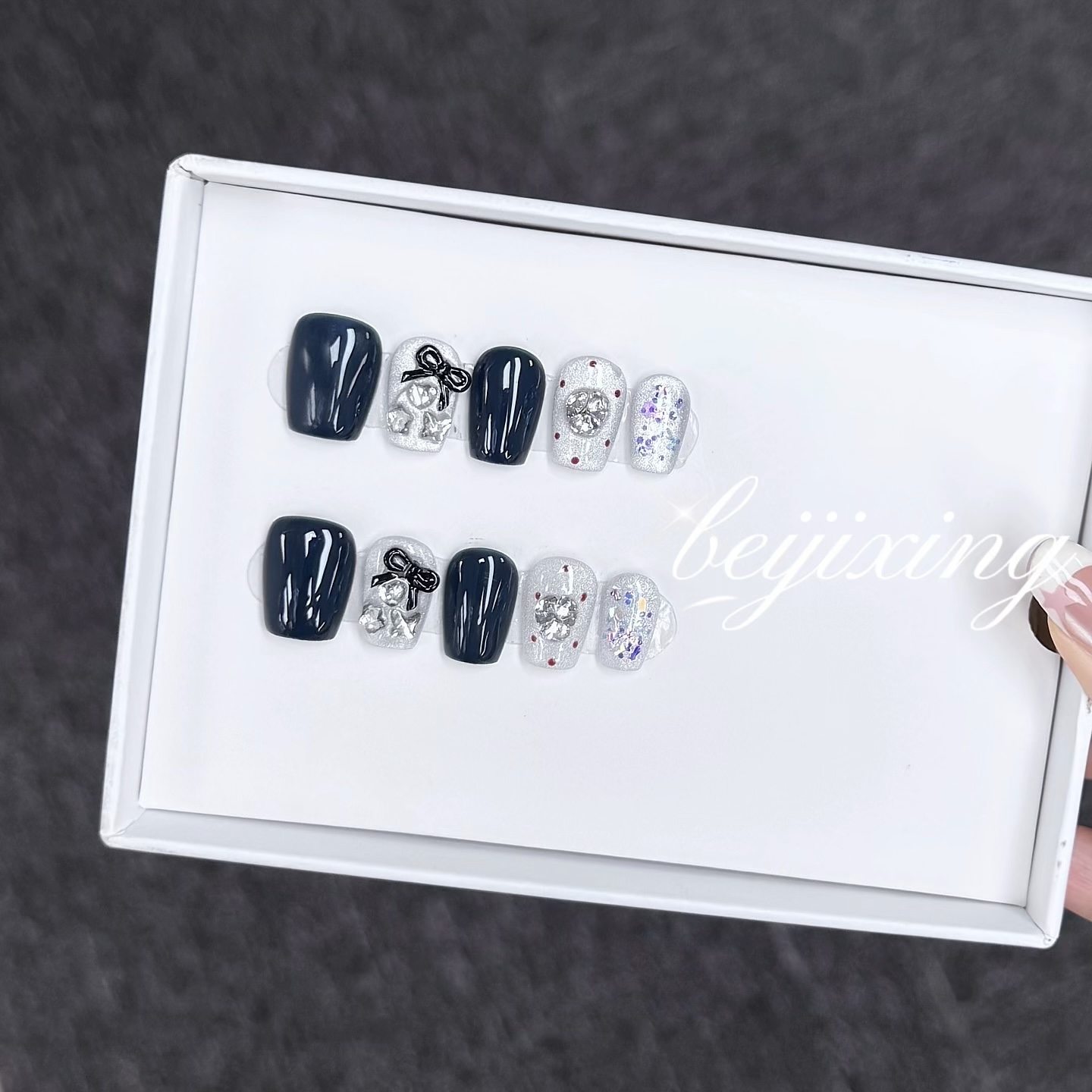 Faux Ongles Press-On Sur Mesure par Empreinte | Dessins Peints à la Main, Style Personnalisé | Promo : Achetez-en un, recevez-en un gratuit !