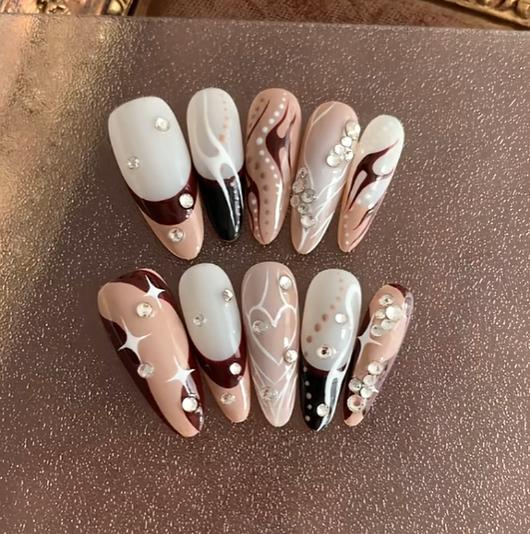 Ongles Press-On « Flammes & Strass » | Style Y2K & Audacieux | Marron, Blanc & Nude | Réutilisables