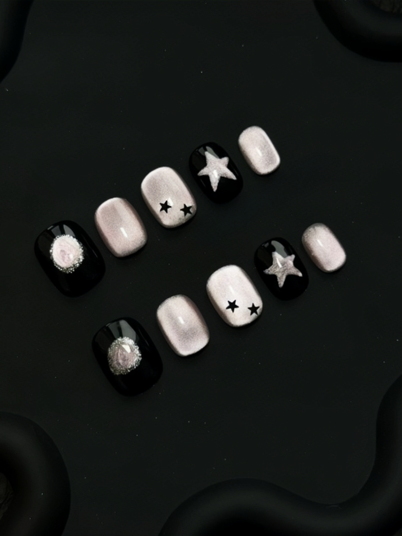 Ongles Press-On « Œil Chat Rose Pâle Étoiles Noir Contrasté Y2K » | Style Doux Goth Minimaliste | Forme Carrée Rond Court | Motifs Étoiles Peints & Décor Poussière Lunaire