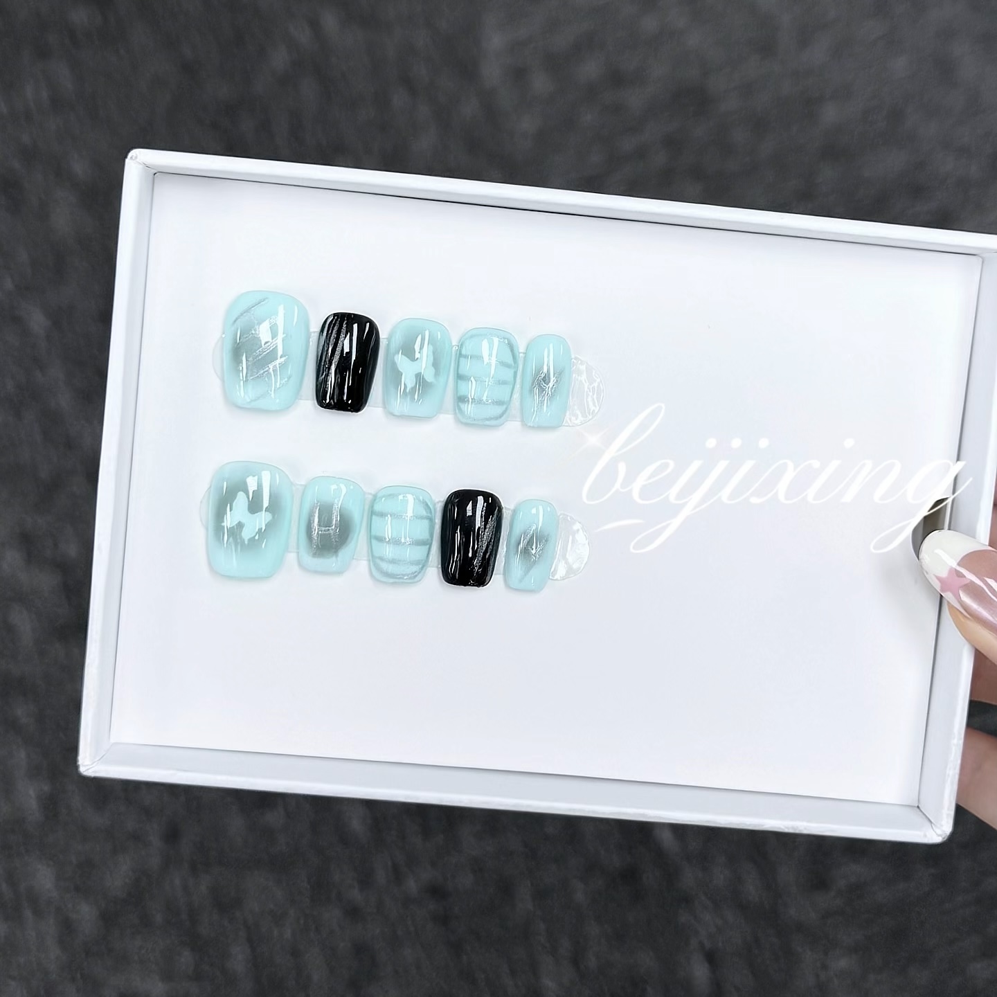 Faux Ongles Press-On Sur Mesure par Empreinte | Dessins Peints à la Main, Style Personnalisé | Promo : Achetez-en un, recevez-en un gratuit !
