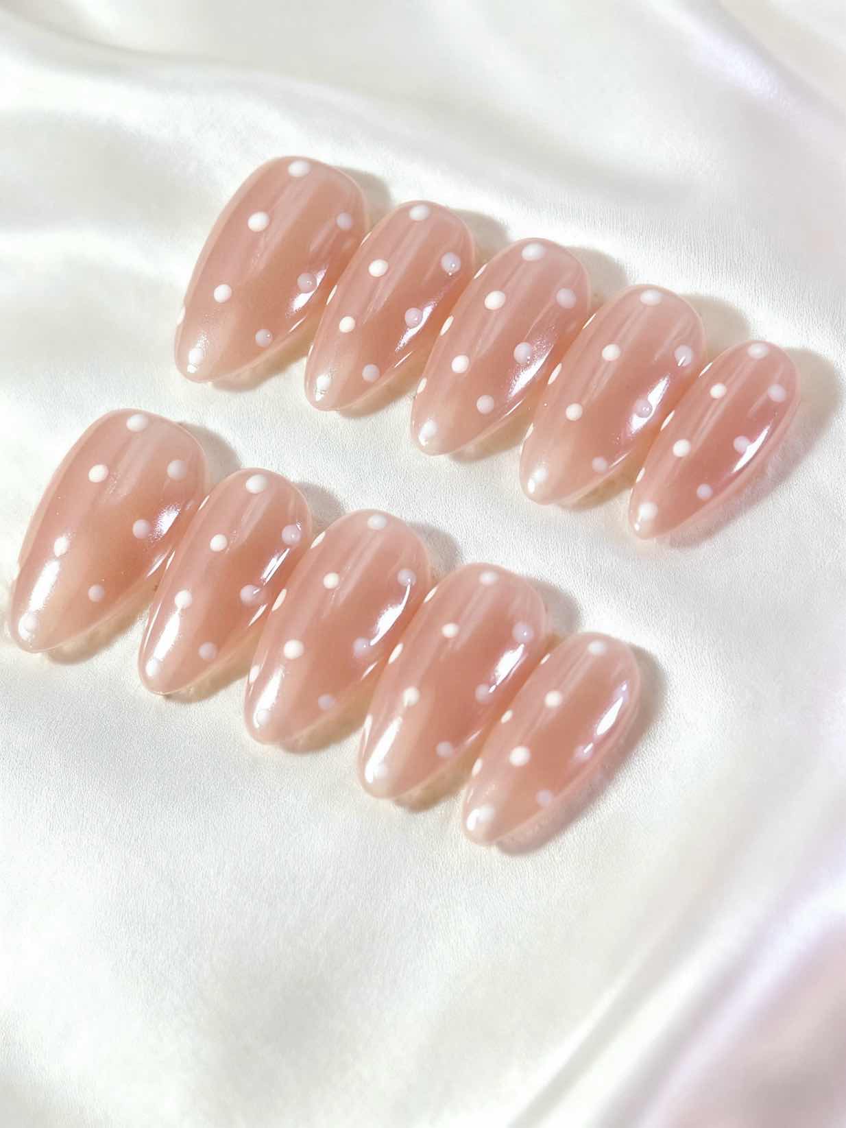 Ongles Press-On « Nude Pois Blancs » | Style Rétro & Minimaliste | Effet Perle | Réutilisables