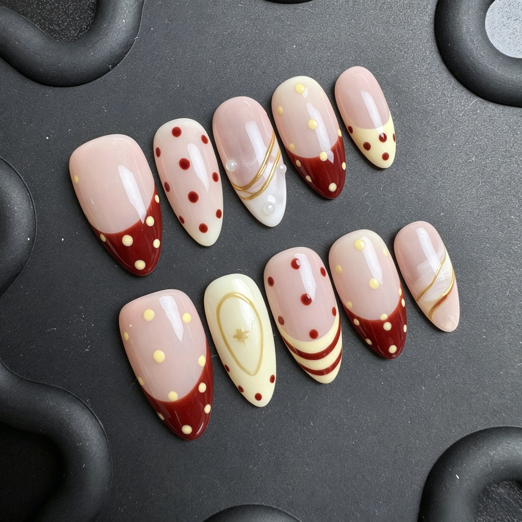 Ongles Press-On « Pois Rétro Beige & Bordeaux » | Style Doux & Coloré | French & Rayures | Réutilisables