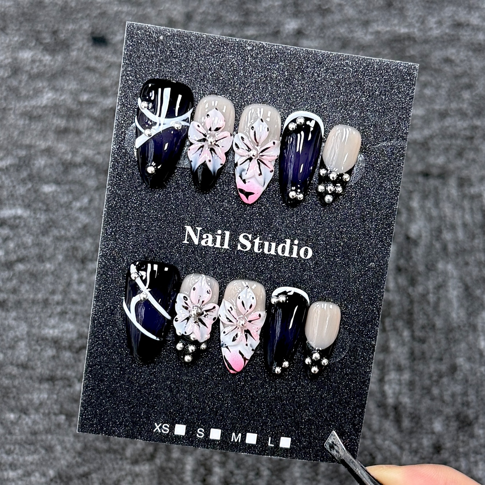 Ongles Press-On « Cerisier Rose Contraste Noir Violet » | Style Goth Girly | Forme Amande | Peint à la Main & Perles Métalliques