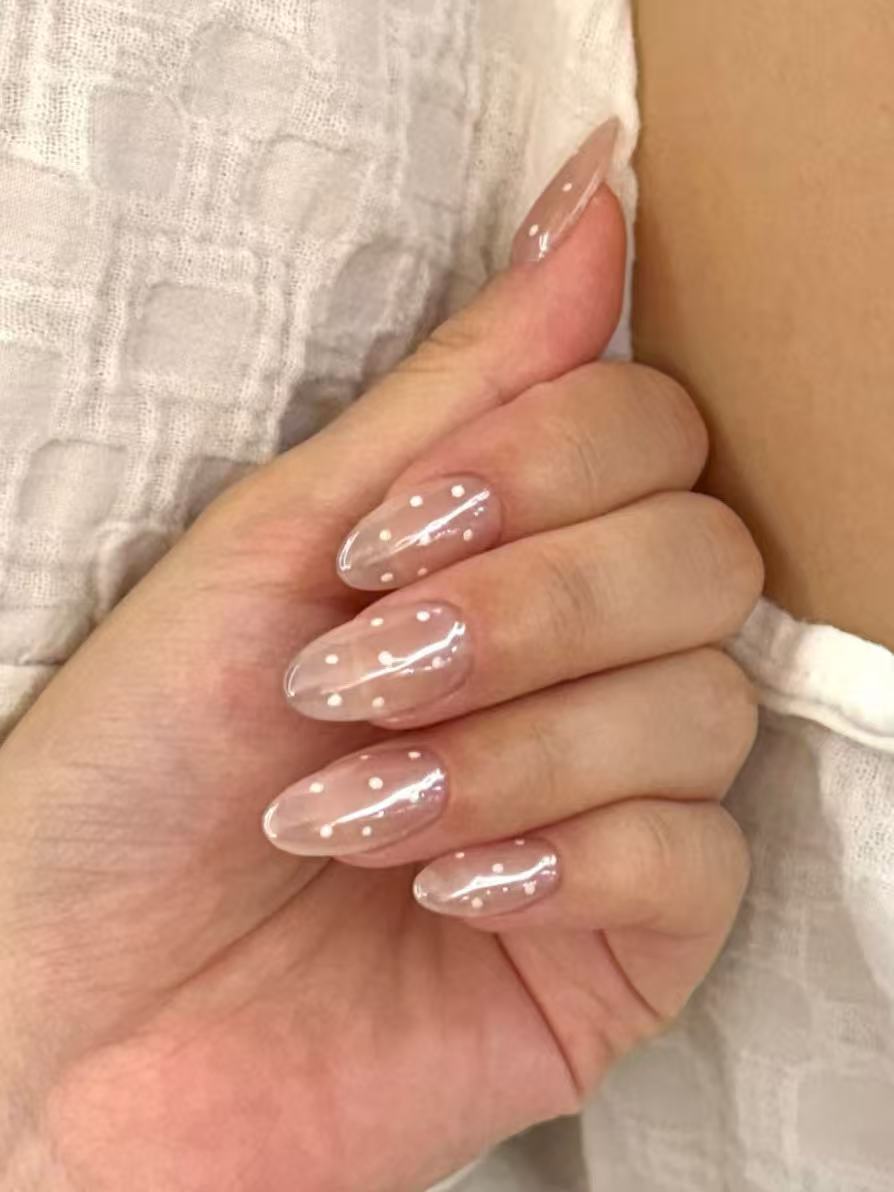 Ongles Press-On « Nude Pois Blancs » | Style Rétro & Minimaliste | Effet Perle | Réutilisables